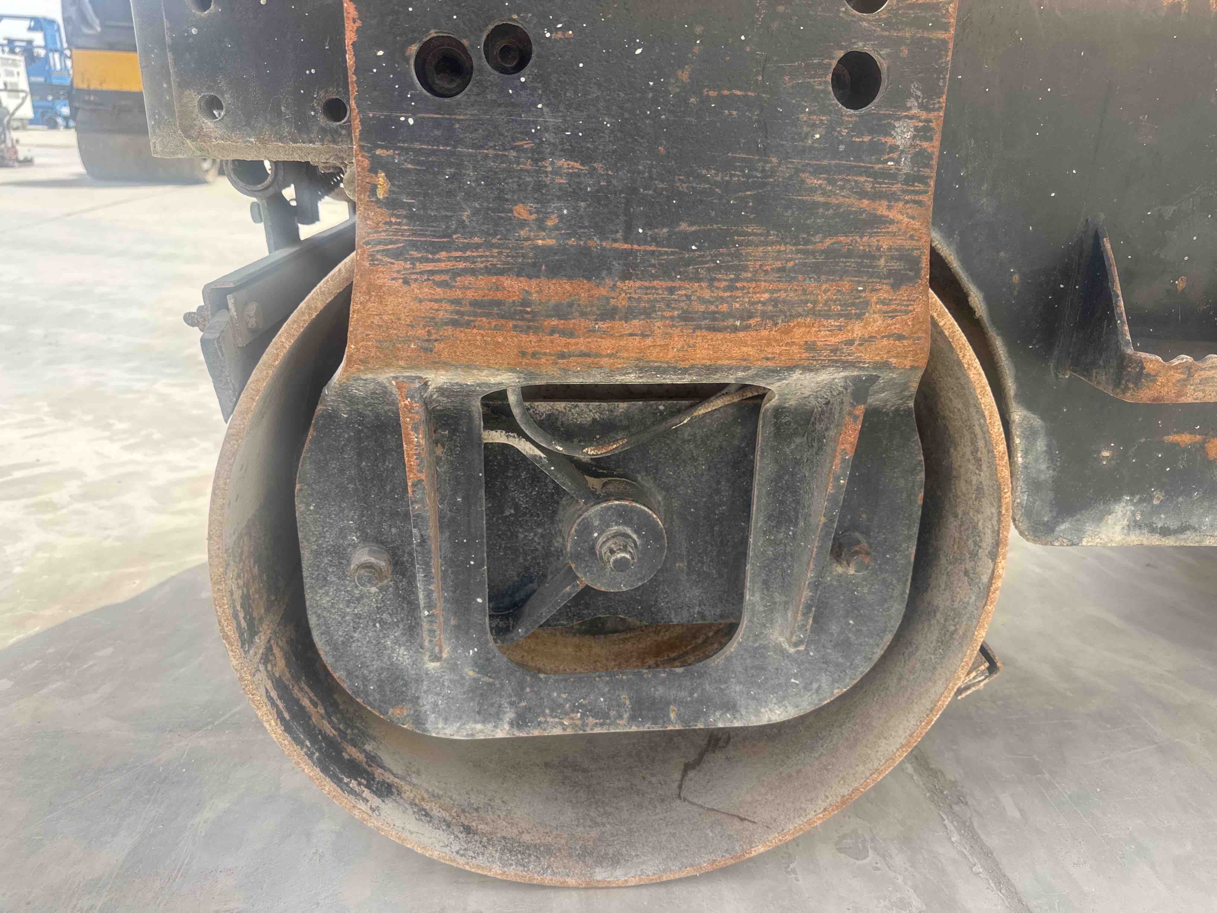 SRC-017-Sakai-CR270-Tandem-rollers-inspection-Chassis-Rear-isolation-buffer-1