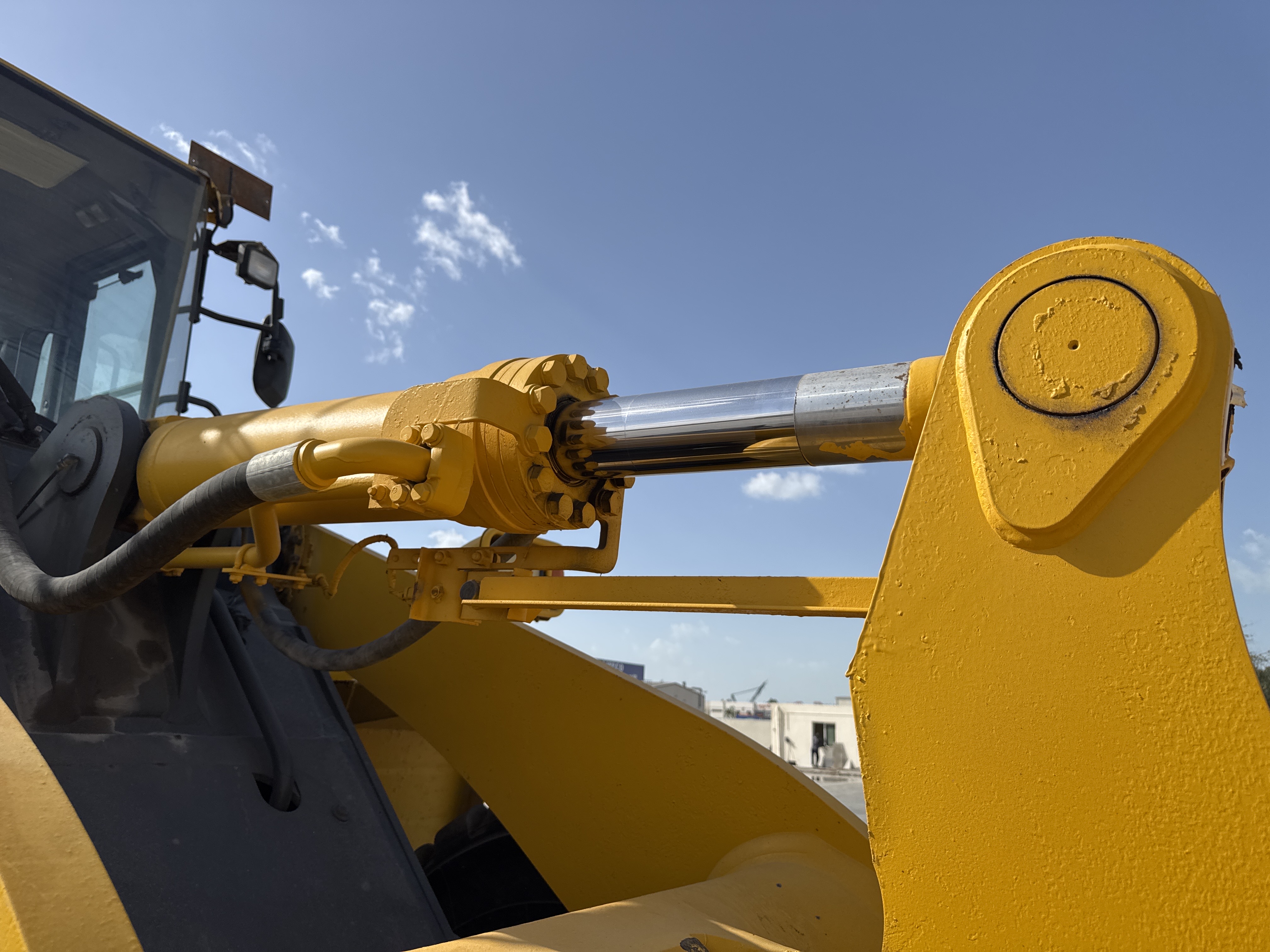 WHL-005-Komatsu-WA470-6-Wheel-loaders-inspection-Hydraulics-Bucket-tilt-cylinders-3