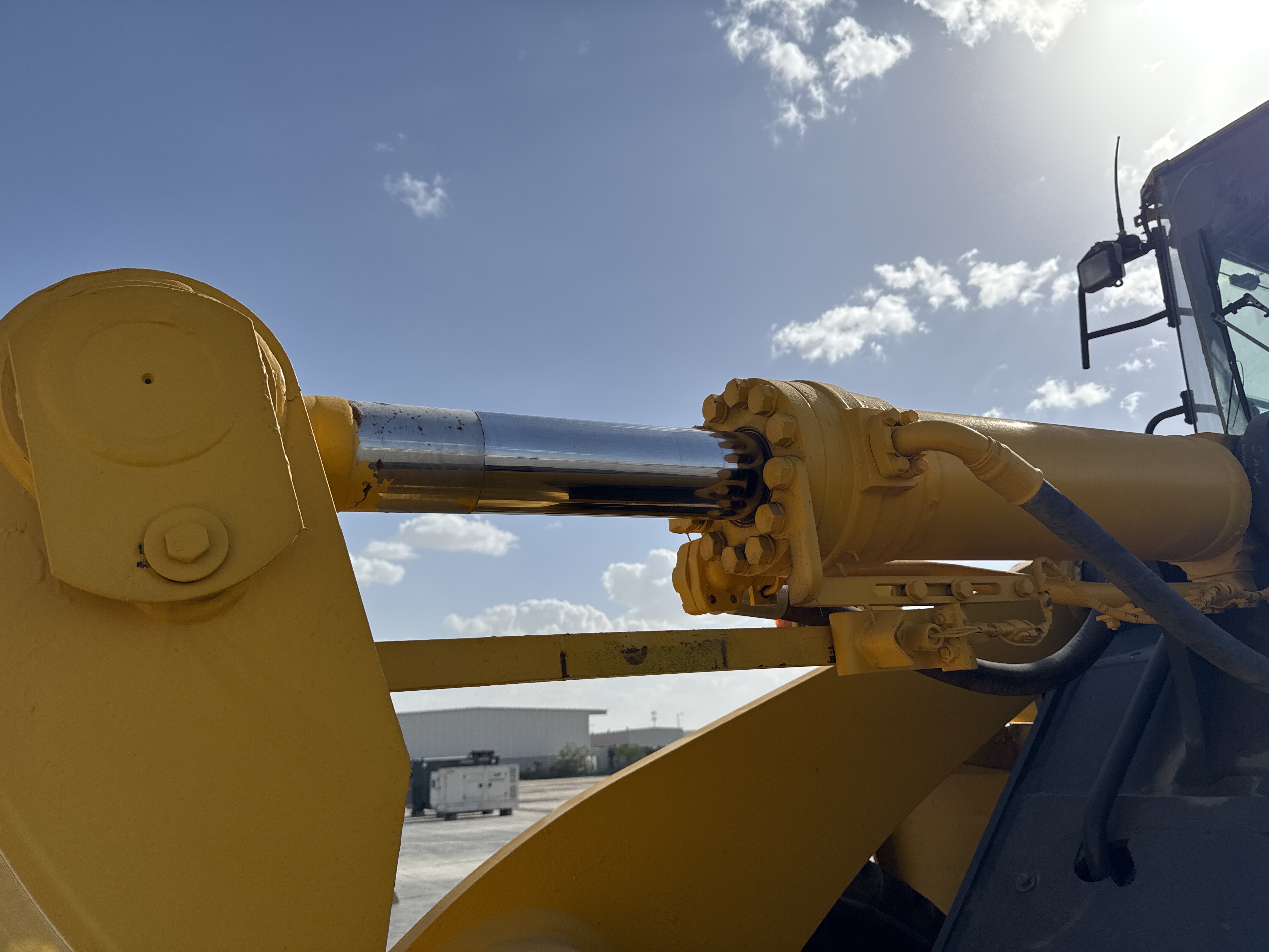 WHL-005-Komatsu-WA470-6-Wheel-loaders-inspection-Hydraulics-Bucket-tilt-cylinders-3