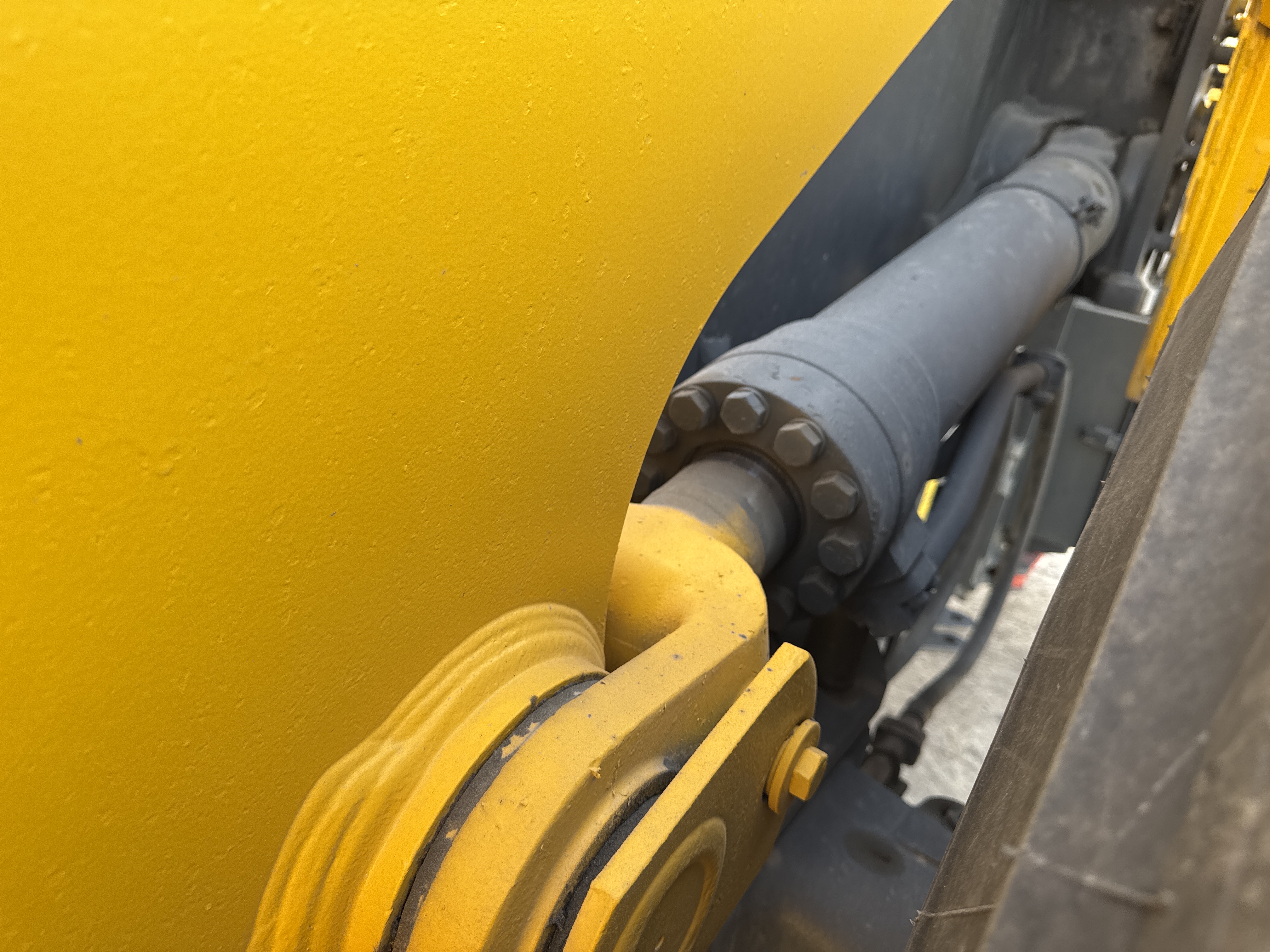 WHL-005-Komatsu-WA470-6-Wheel-loaders-inspection-Hydraulics-Boom-lift-cylinder-3