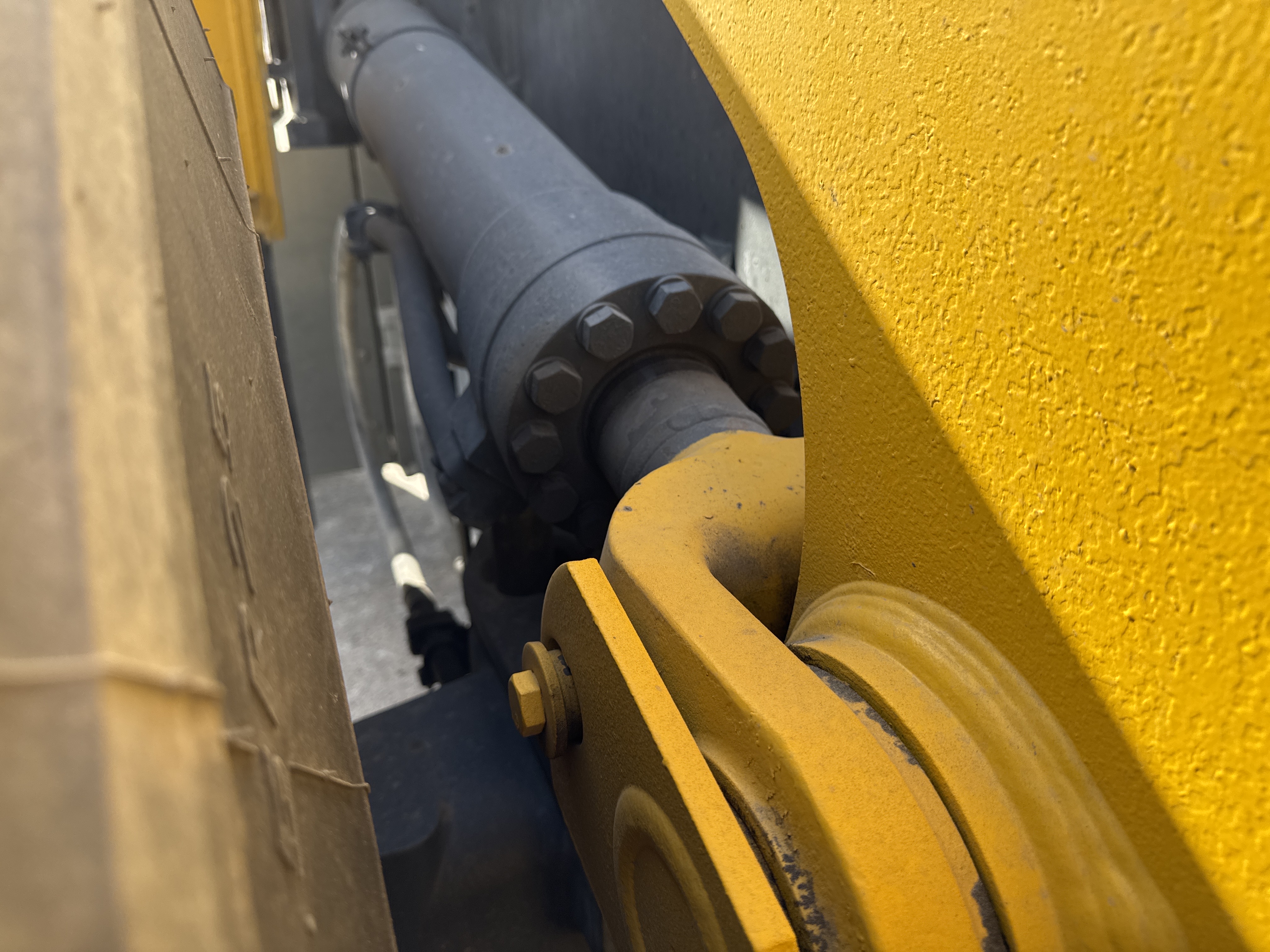 WHL-005-Komatsu-WA470-6-Wheel-loaders-inspection-Hydraulics-Boom-lift-cylinder-3