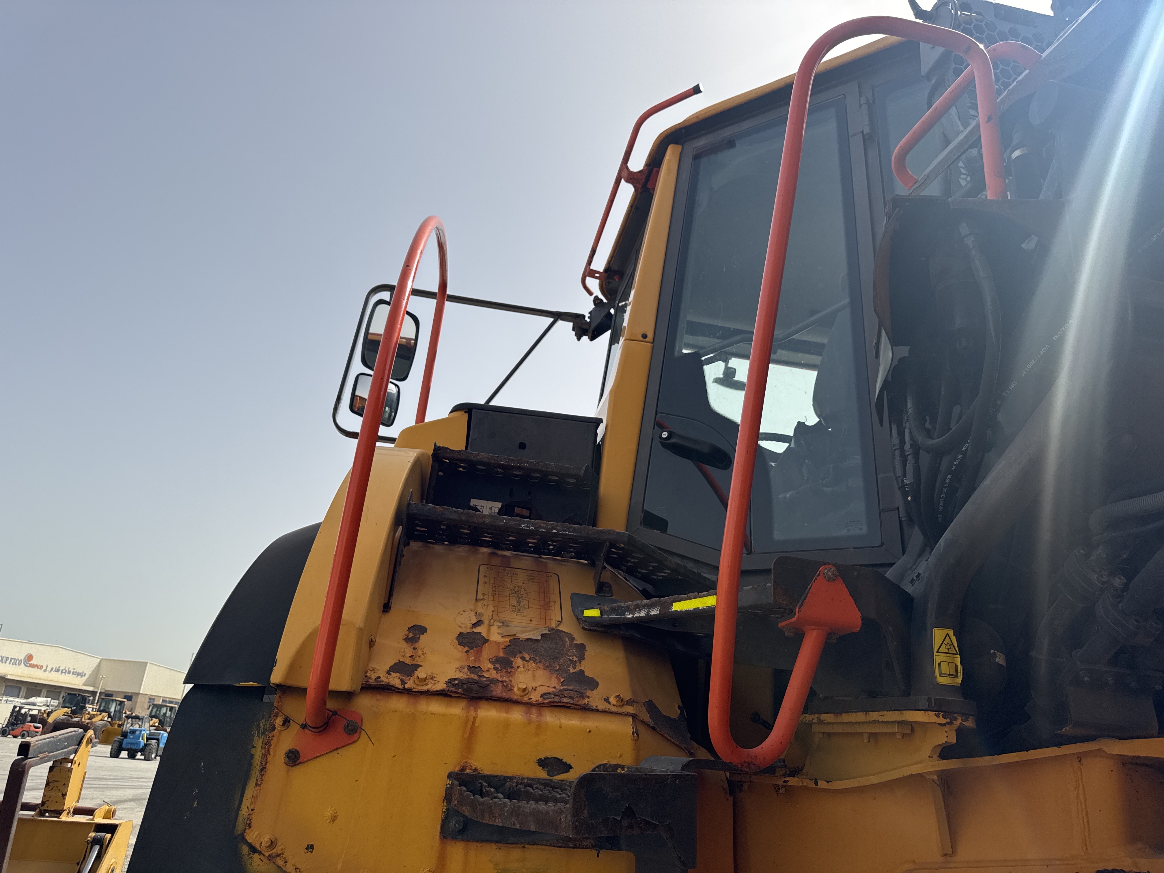 ADT-005-فولفو-A40G-شاحنات-قلابة-مفصلية-فحص-الهيكل-الدرابزين-1