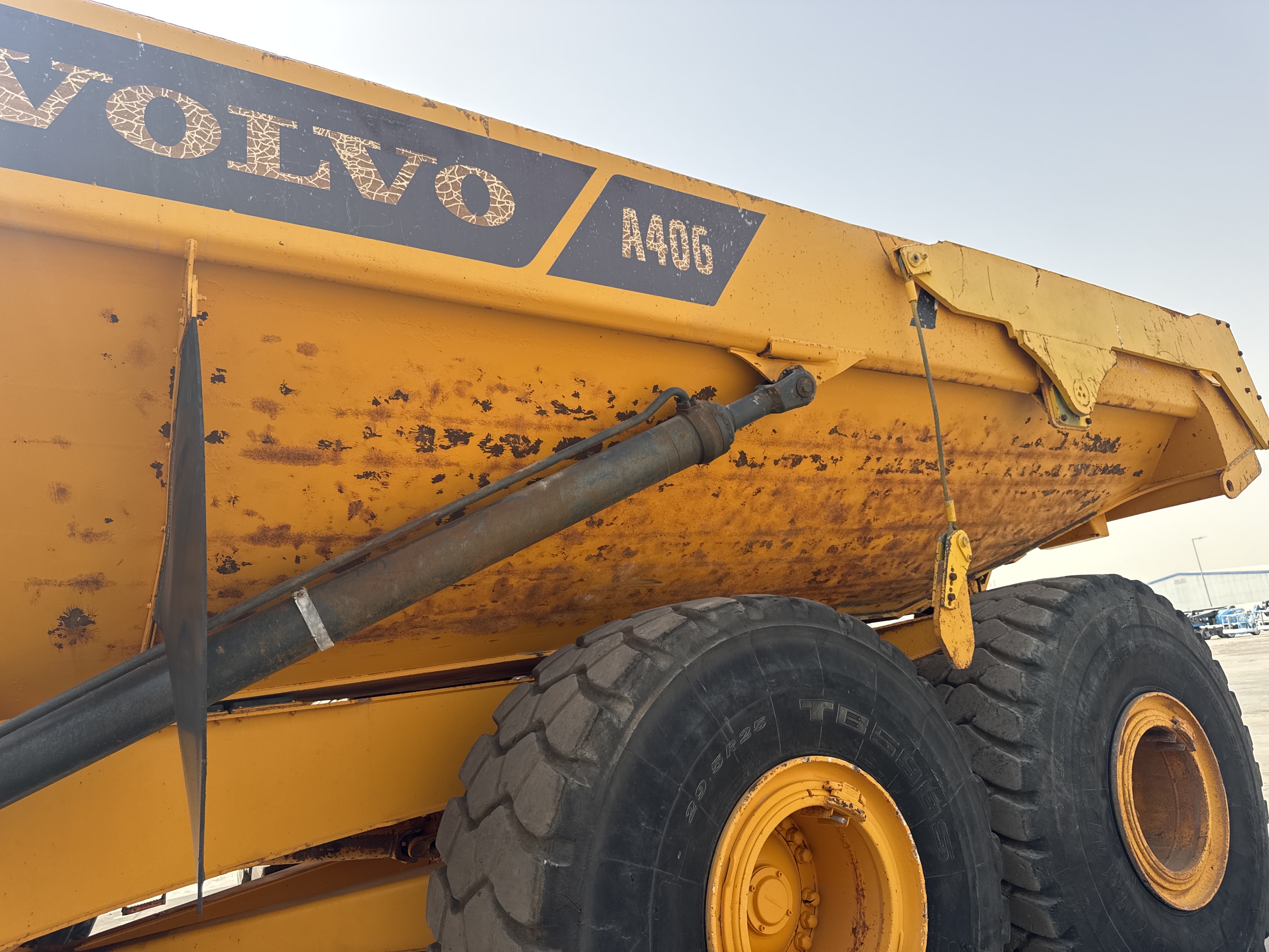 ADT-005-فولفو-A40G-شاحنات-قلابة-مفصلية-فحص-الهيكل-الصبغ-1