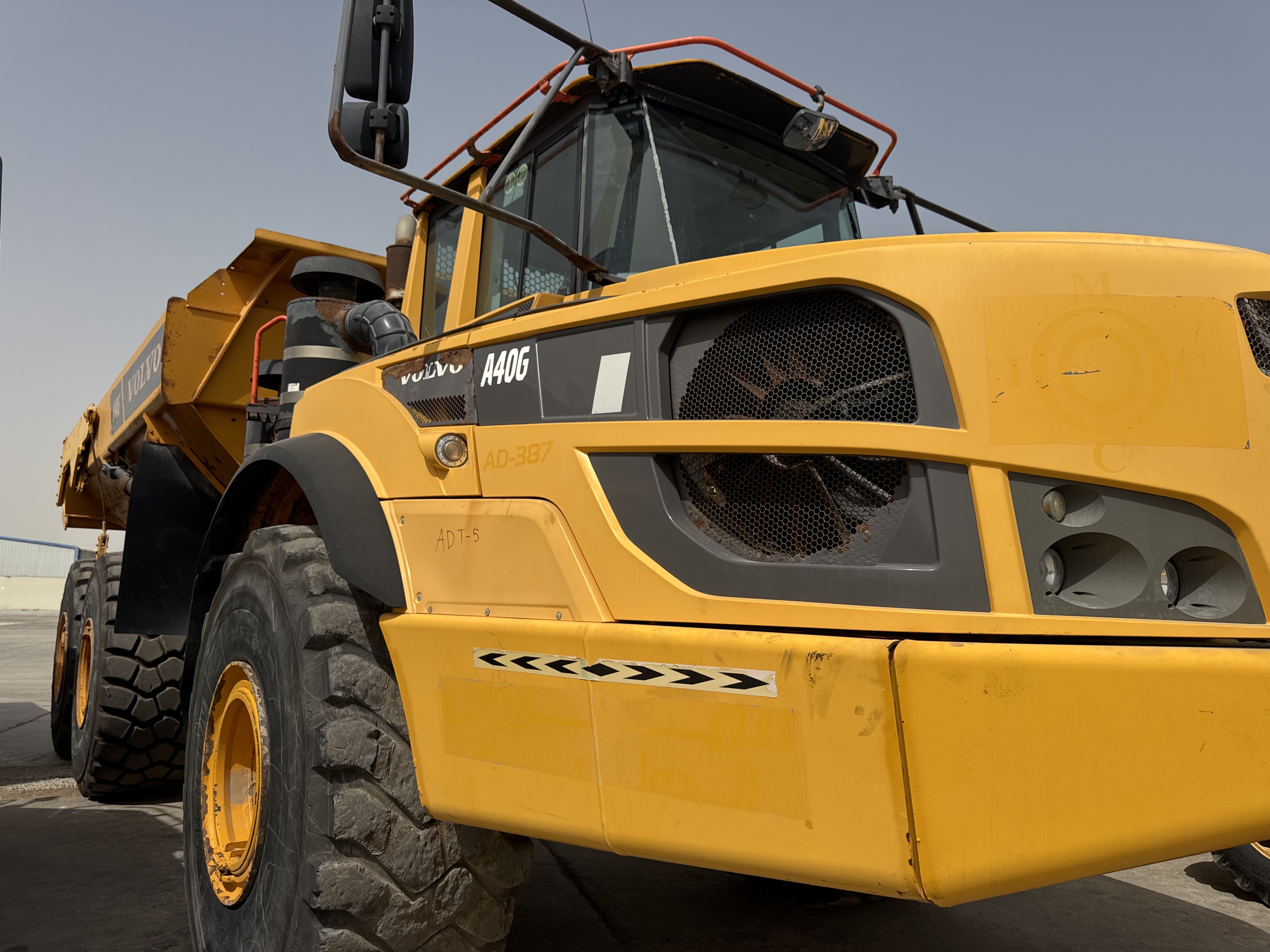 ADT-005-فولفو-A40G-شاحنات-قلابة-مفصلية-فحص-الهيكل-الصبغ-1