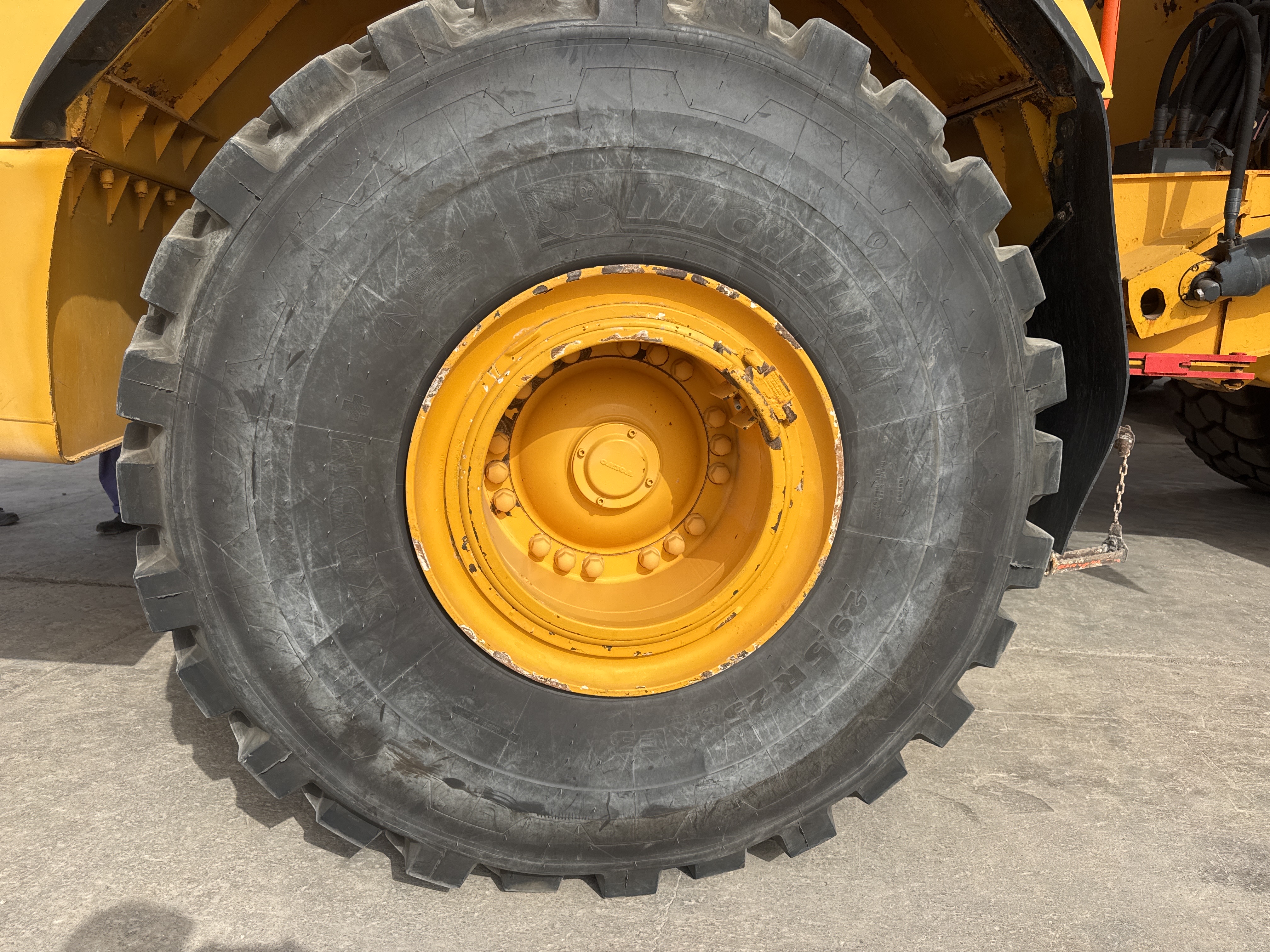 ADT-005-فولفو-A40G-شاحنات-قلابة-مفصلية-فحص-الهيكل-الإطار-الأمامي-الأيسر-/-محور-العجلة---الحالة-1