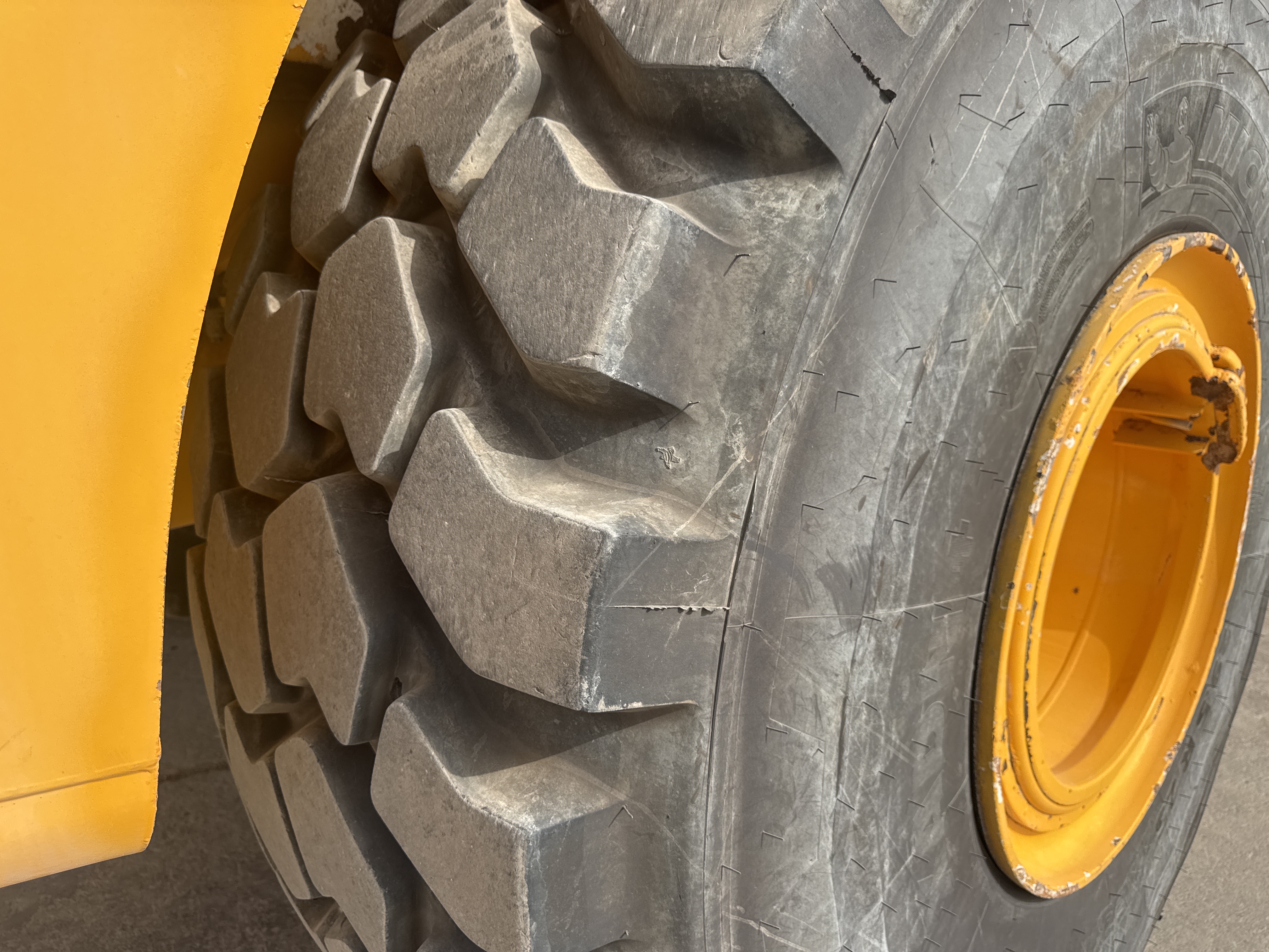 ADT-005-فولفو-A40G-شاحنات-قلابة-مفصلية-فحص-الهيكل-الإطار-الأمامي-الأيسر-/-محور-العجلة---الحالة-1