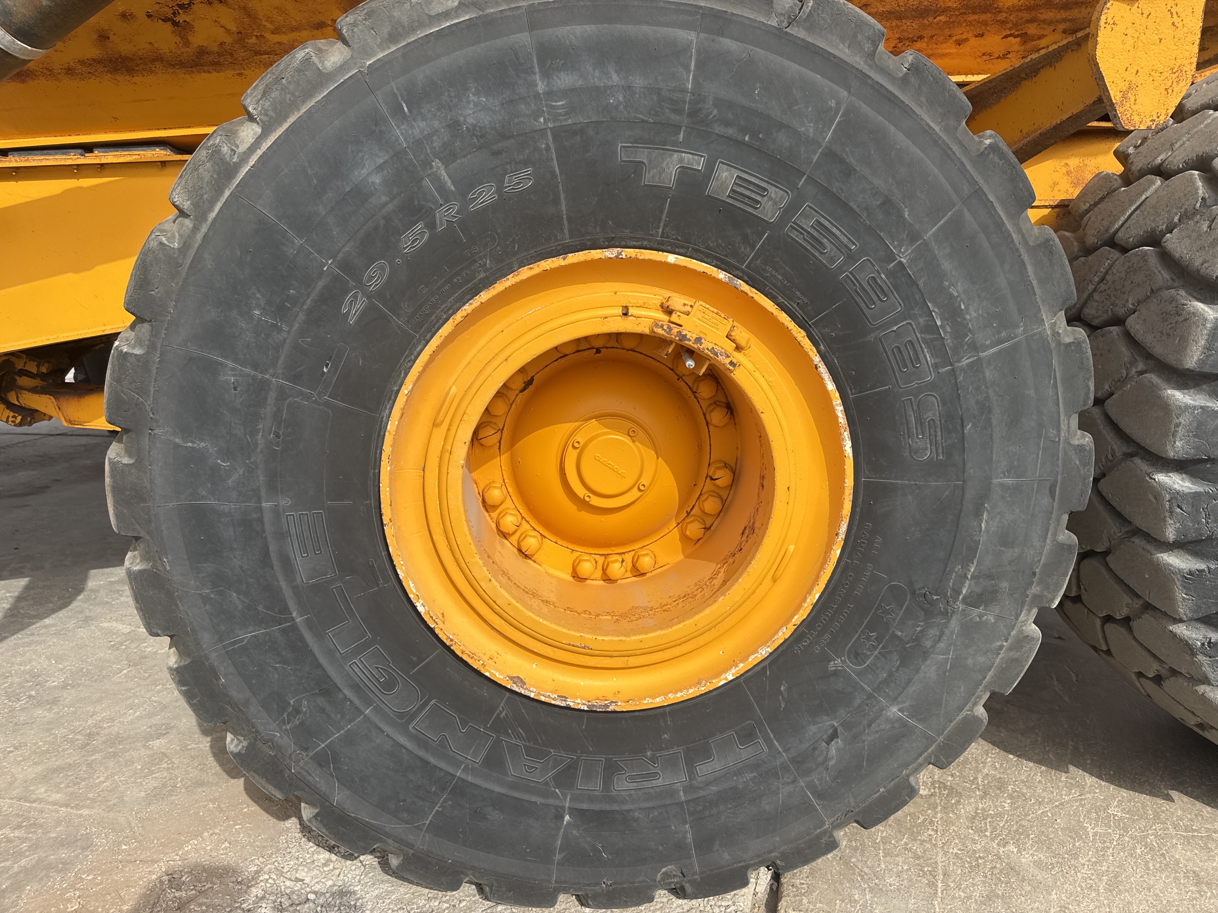 ADT-005-فولفو-A40G-شاحنات-قلابة-مفصلية-فحص-الهيكل-الإطار-الأوسط-الأيسر-/-محور-العجلة---الحالة-1