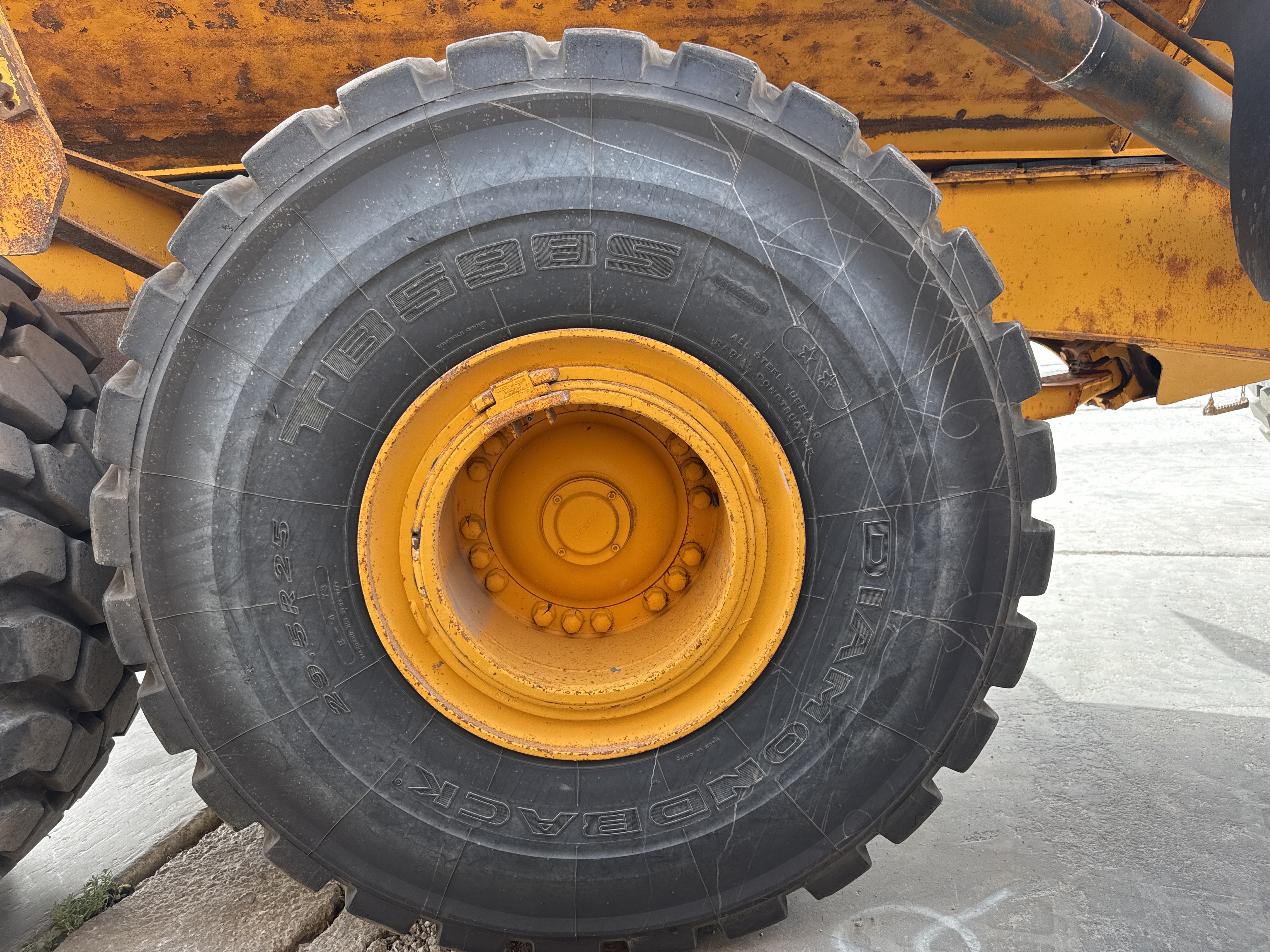 ADT-005-فولفو-A40G-شاحنات-قلابة-مفصلية-فحص-الهيكل-الإطار-الأوسط-الأيمن-/-محور-العجلة---الحالة-1