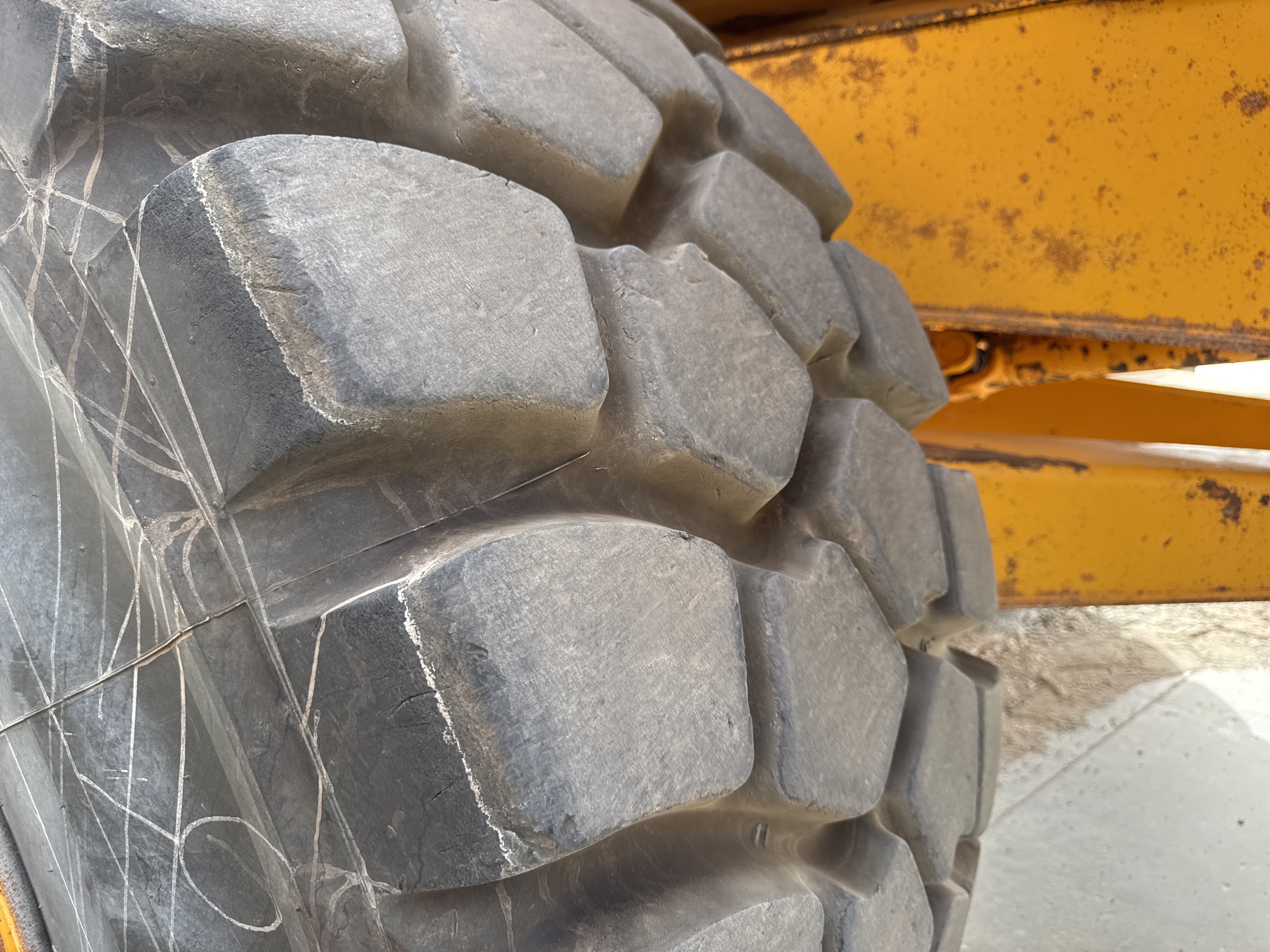 ADT-005-فولفو-A40G-شاحنات-قلابة-مفصلية-فحص-الهيكل-الإطار-الأوسط-الأيمن-/-محور-العجلة---الحالة-1