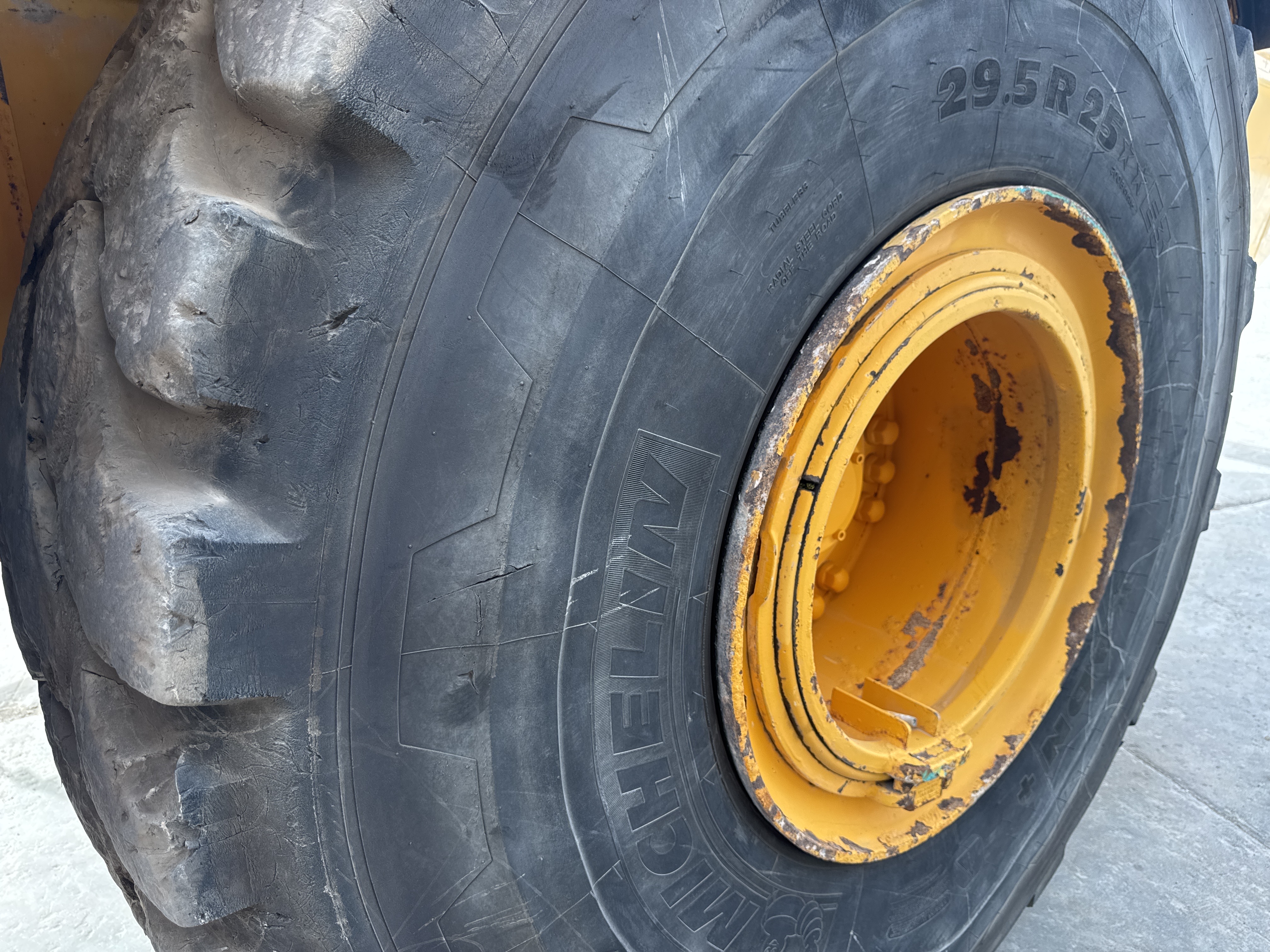 ADT-005-فولفو-A40G-شاحنات-قلابة-مفصلية-فحص-الهيكل-الإطار-الأمامي-الأيمن-/-محور-العجلة---الحالة-1