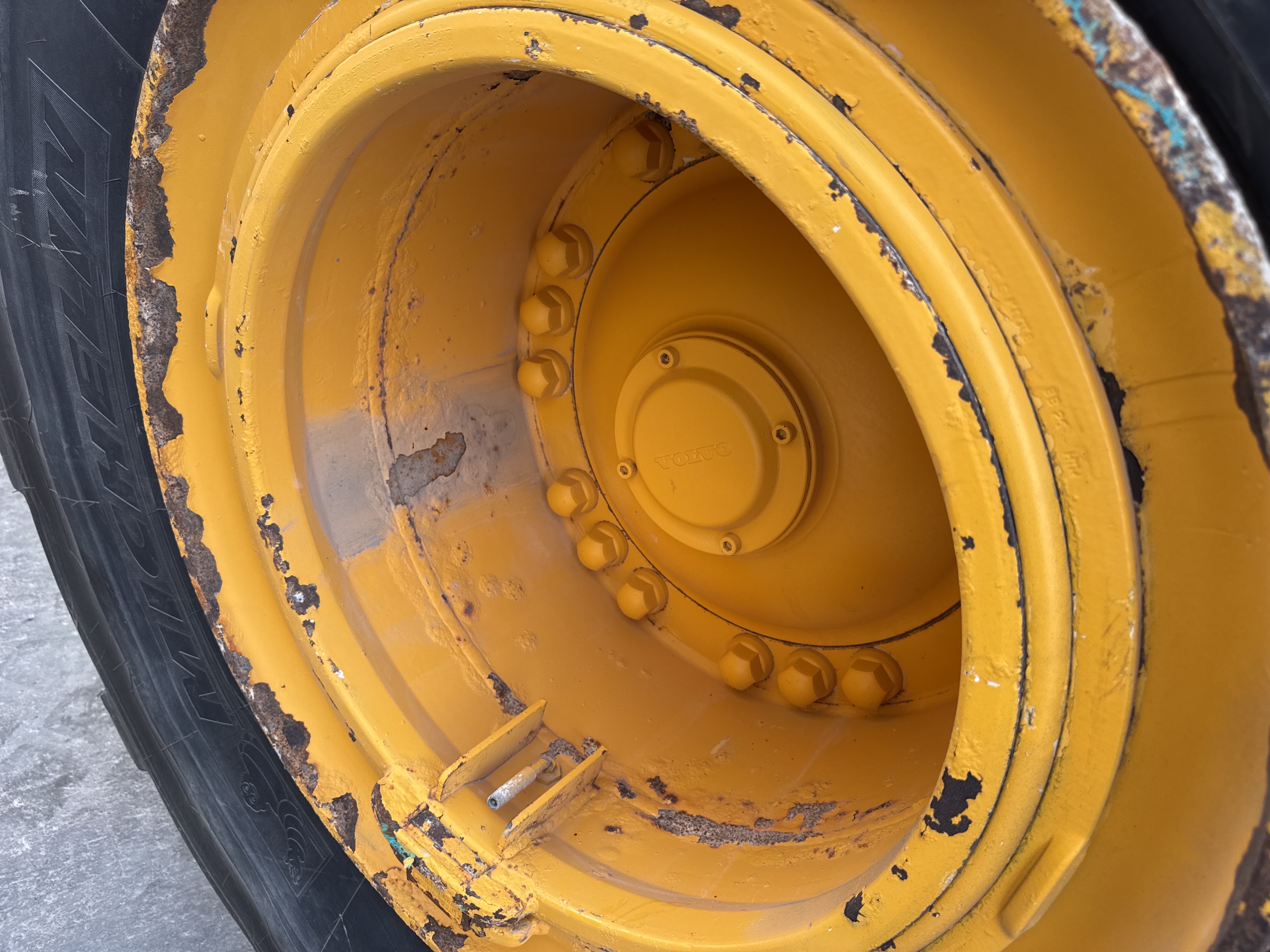 ADT-005-فولفو-A40G-شاحنات-قلابة-مفصلية-فحص-الهيكل-الإطار-الأمامي-الأيمن-/-محور-العجلة---الحالة-1