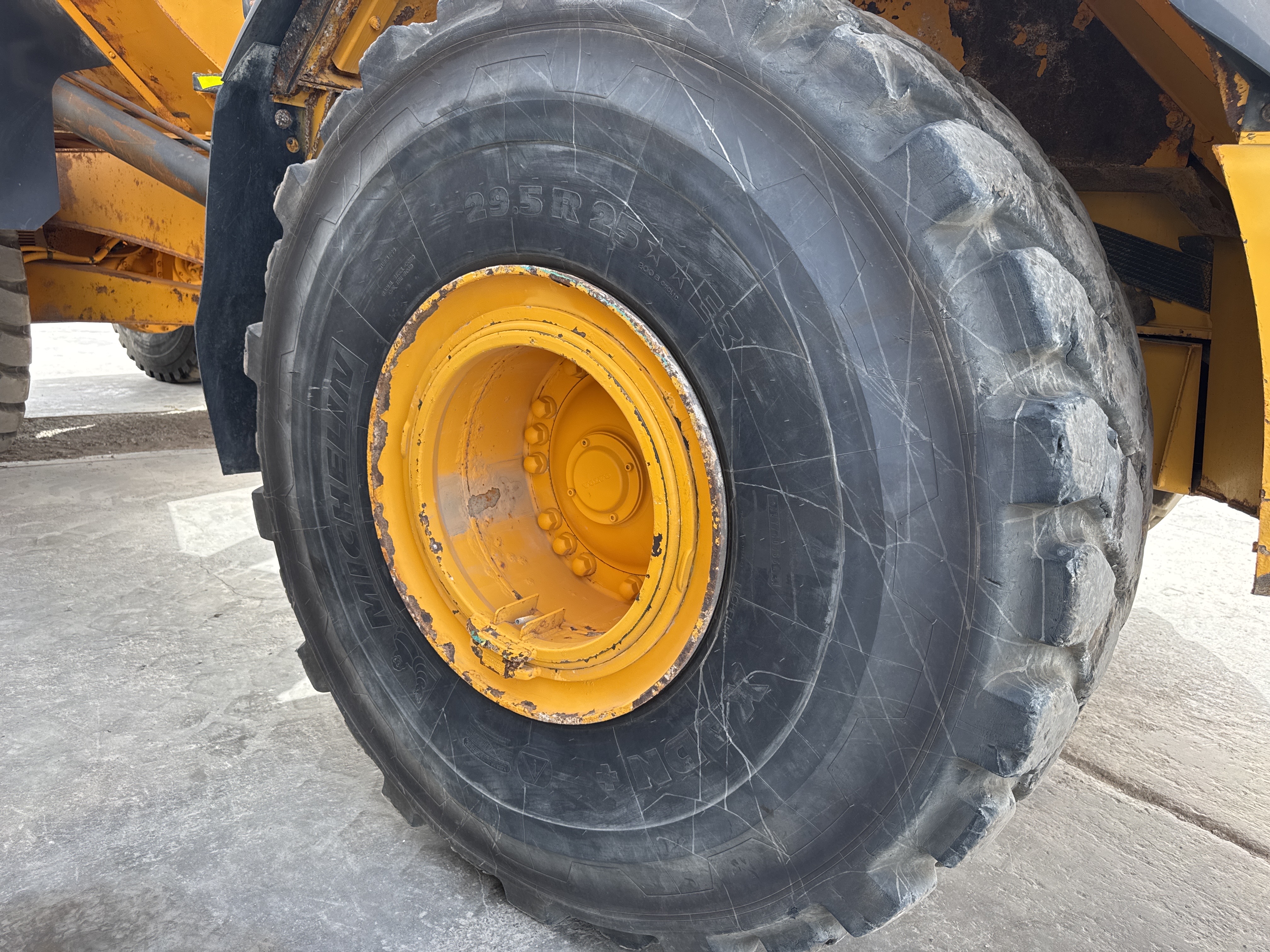 ADT-005-فولفو-A40G-شاحنات-قلابة-مفصلية-فحص-الهيكل-الإطار-الأمامي-الأيمن-/-محور-العجلة---الحالة-1