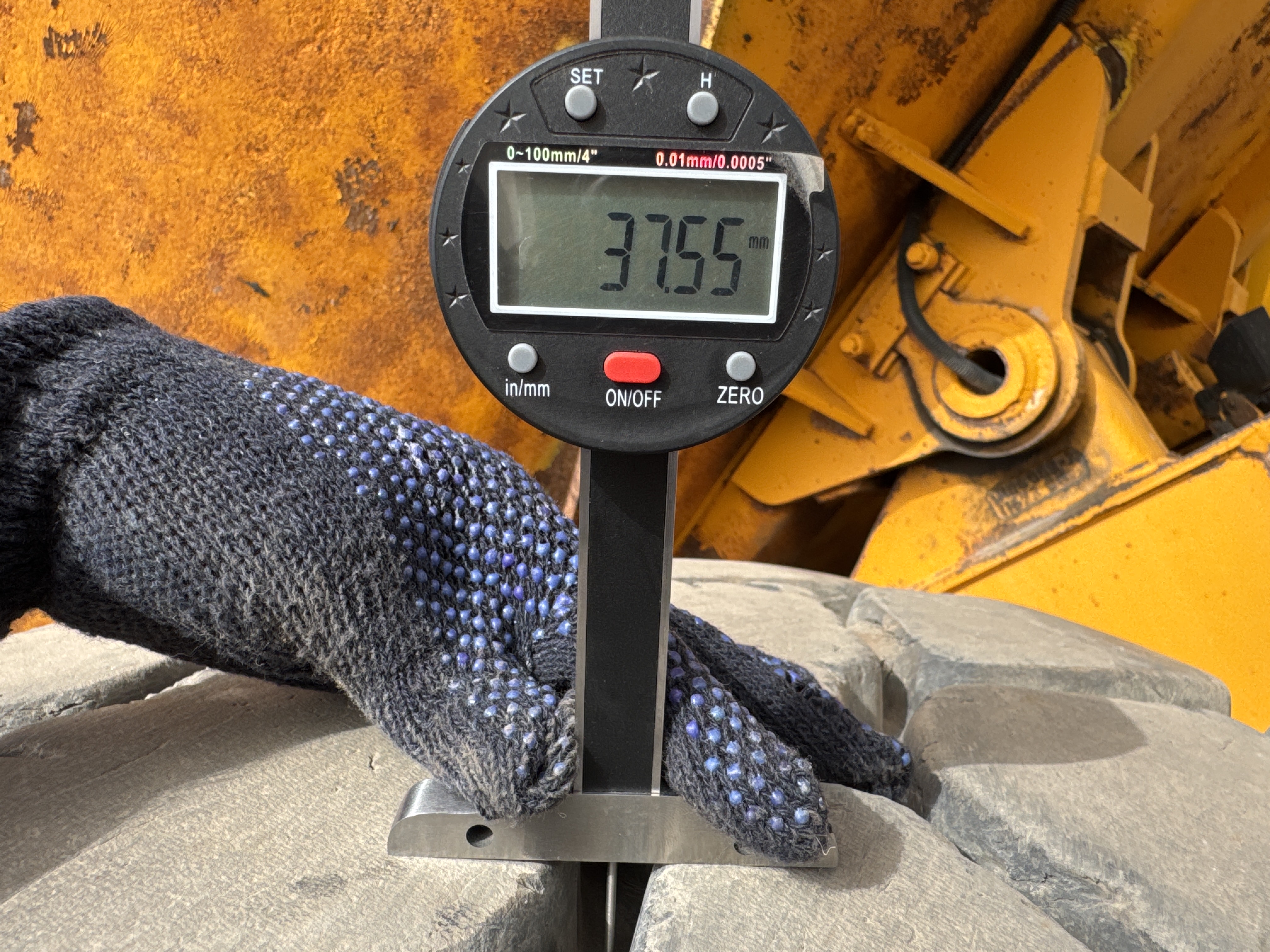 ADT-005-فولفو-A40G-شاحنات-قلابة-مفصلية-فحص-الهيكل-الإطار-الخلفي-الأيسر---عمق-المداس-1