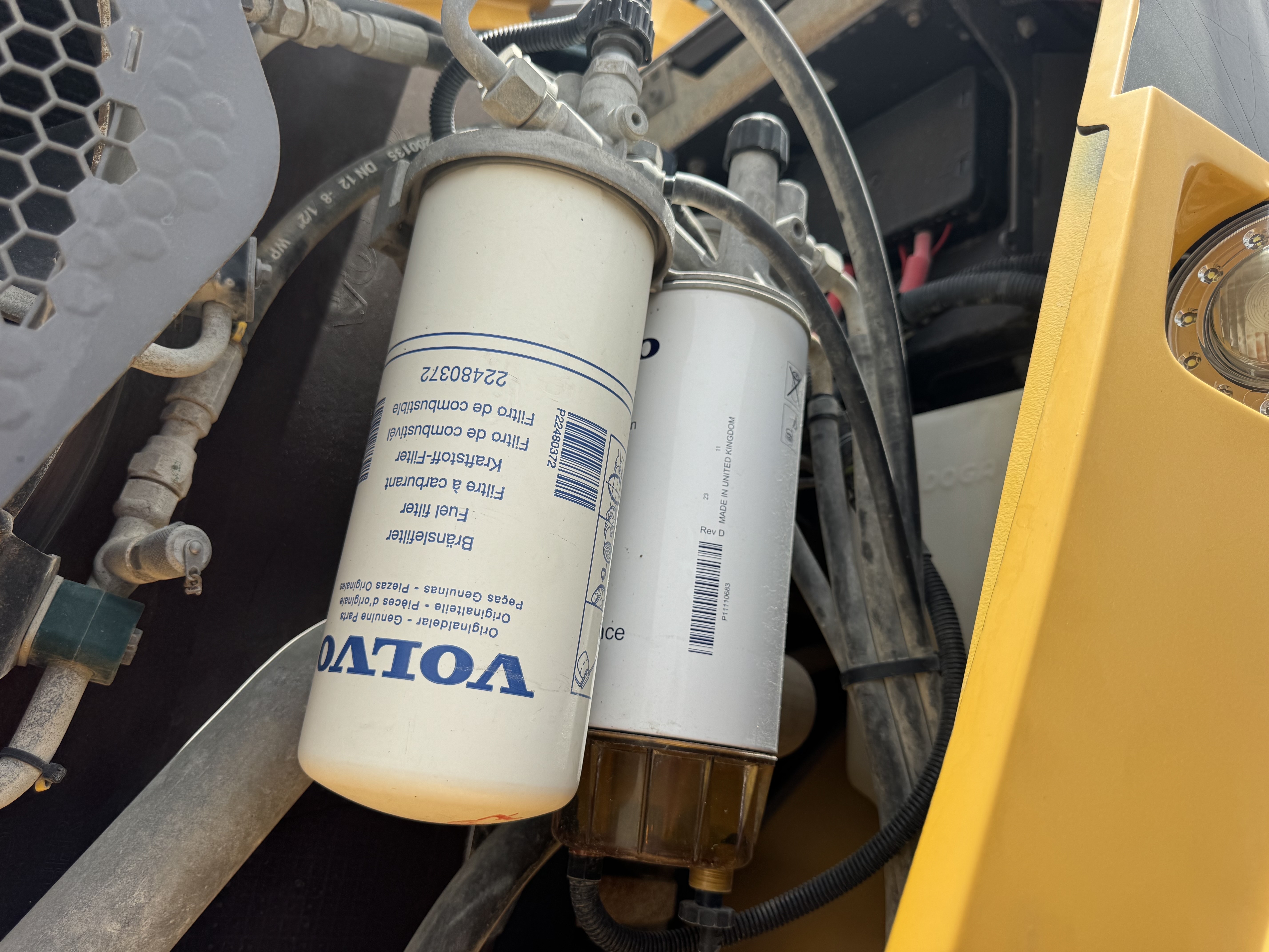 ADT-005-فولفو-A40G-شاحنات-قلابة-مفصلية-فحص-المحرك-تسريب-الوقود-3