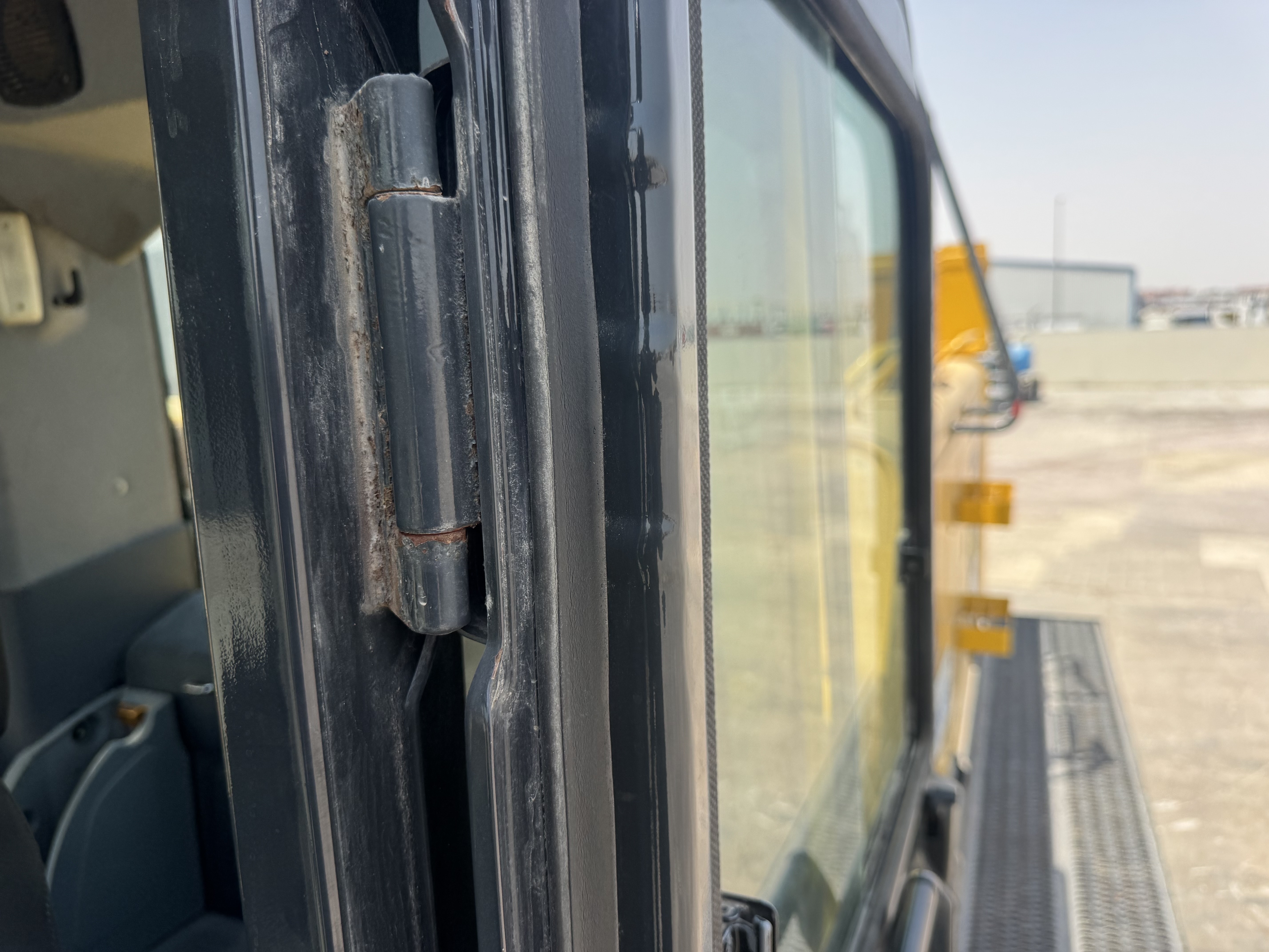 LBX-001-كوماتسو-PC850-8R1-حفارات-ذات-ذراع-طويل-فحص-الكابينة-قبضات-الباب-1