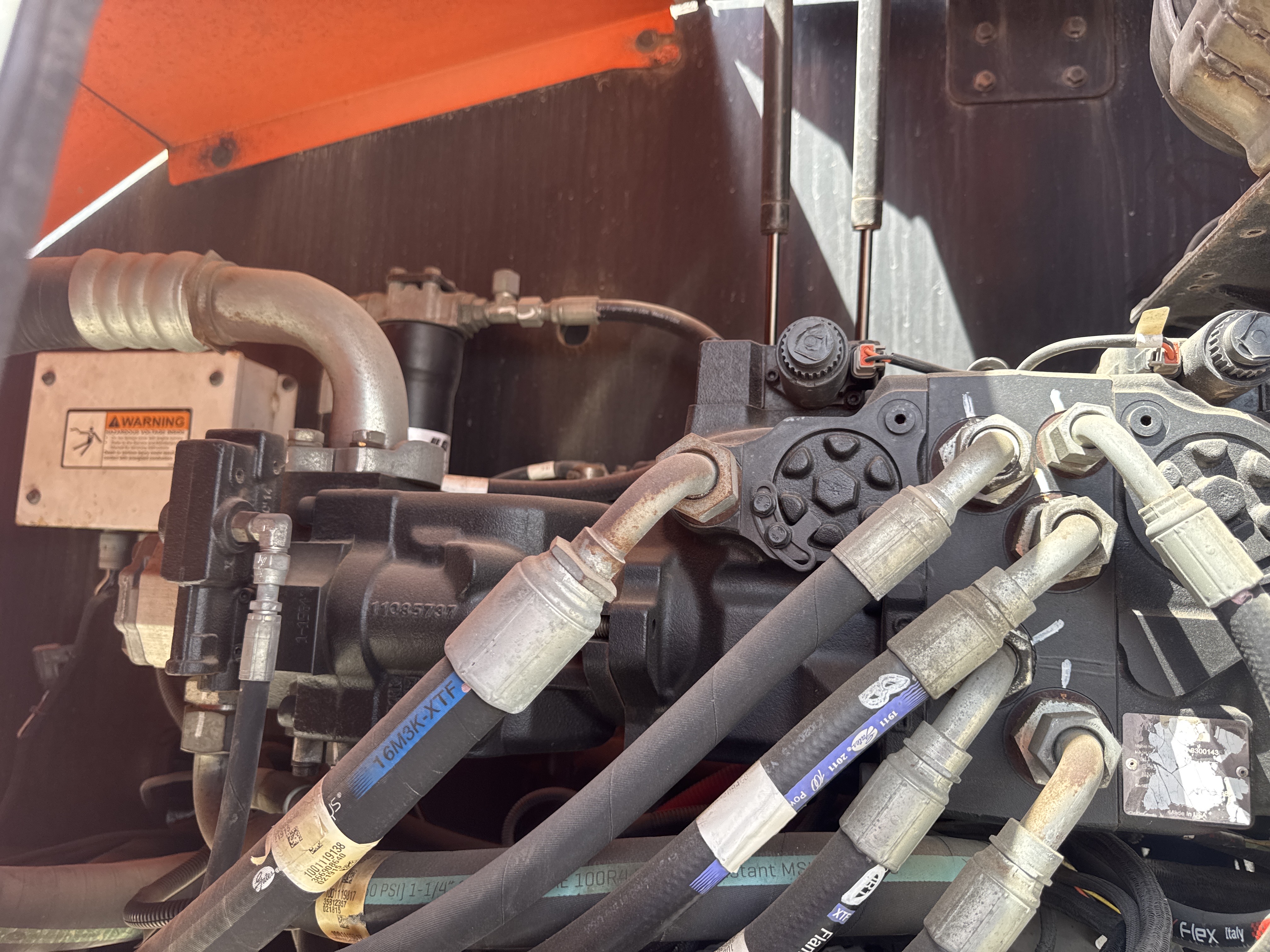 BLA-004-JLG-1200SJP-Boom-lifts-inspection-Hydraulics-Hydraulic-pump-1