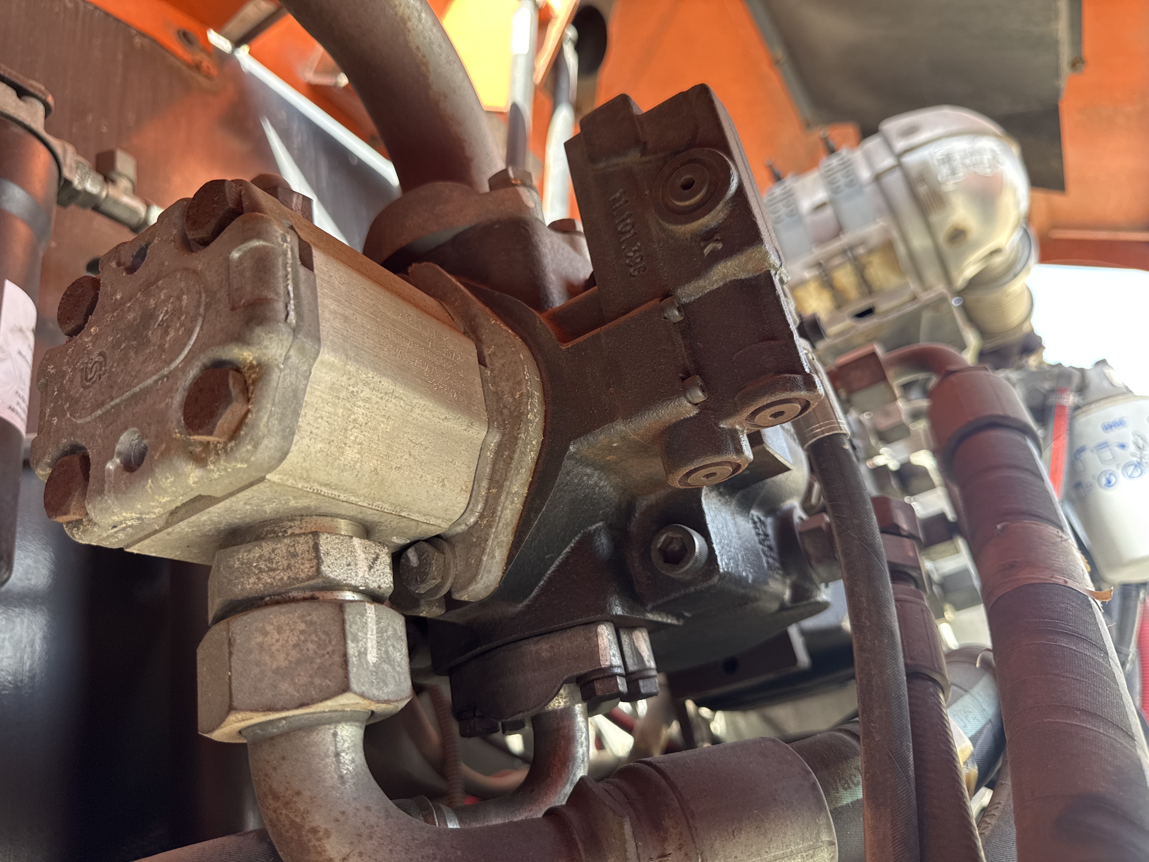 BLA-004-JLG-1200SJP-Boom-lifts-inspection-Hydraulics-Hydraulic-pump-1