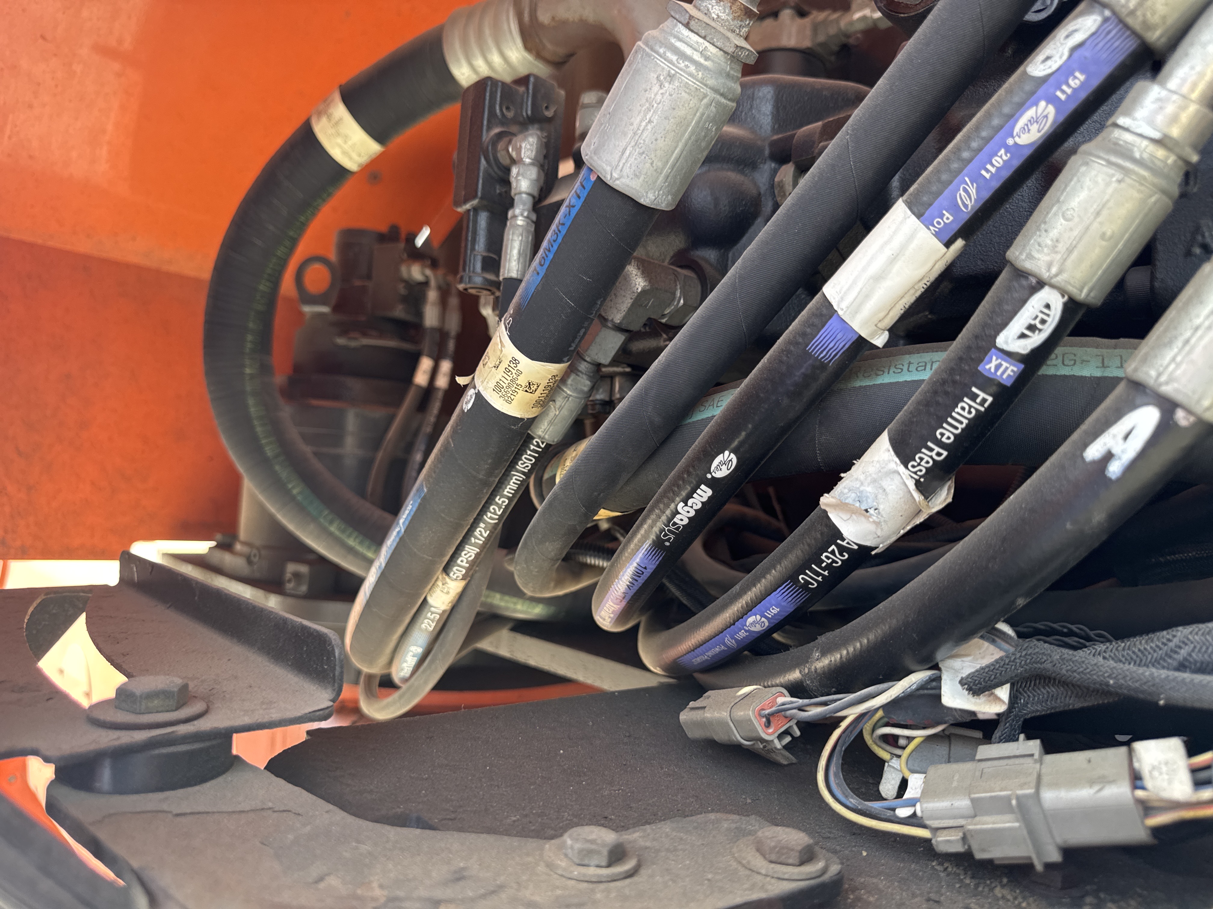 BLA-004-JLG-1200SJP-Boom-lifts-inspection-Hydraulics-Hydraulic-hoses-and-lines-1