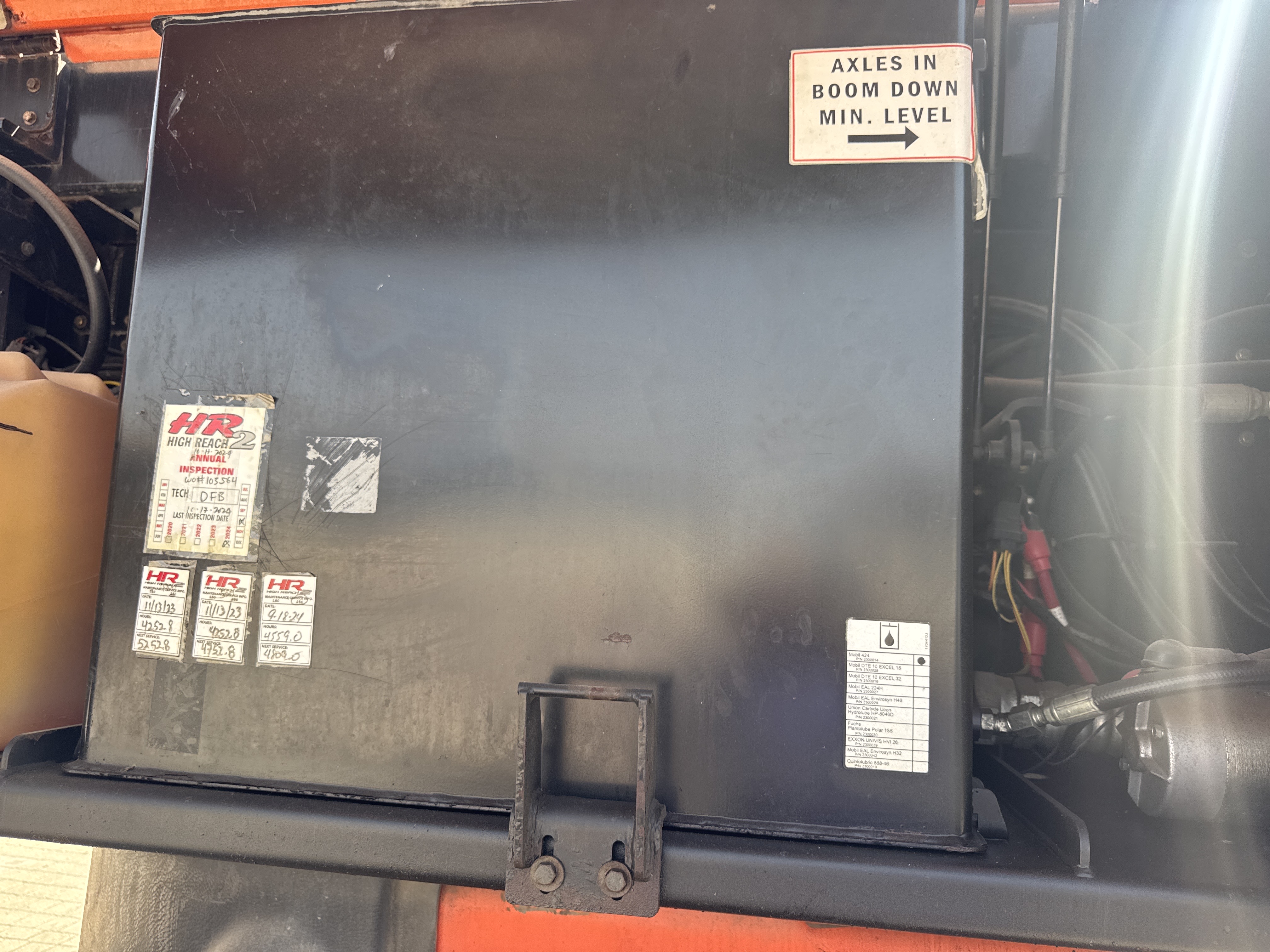 BLA-004-JLG-1200SJP-Boom-lifts-inspection-Hydraulics-Hydraulic-Tank-1