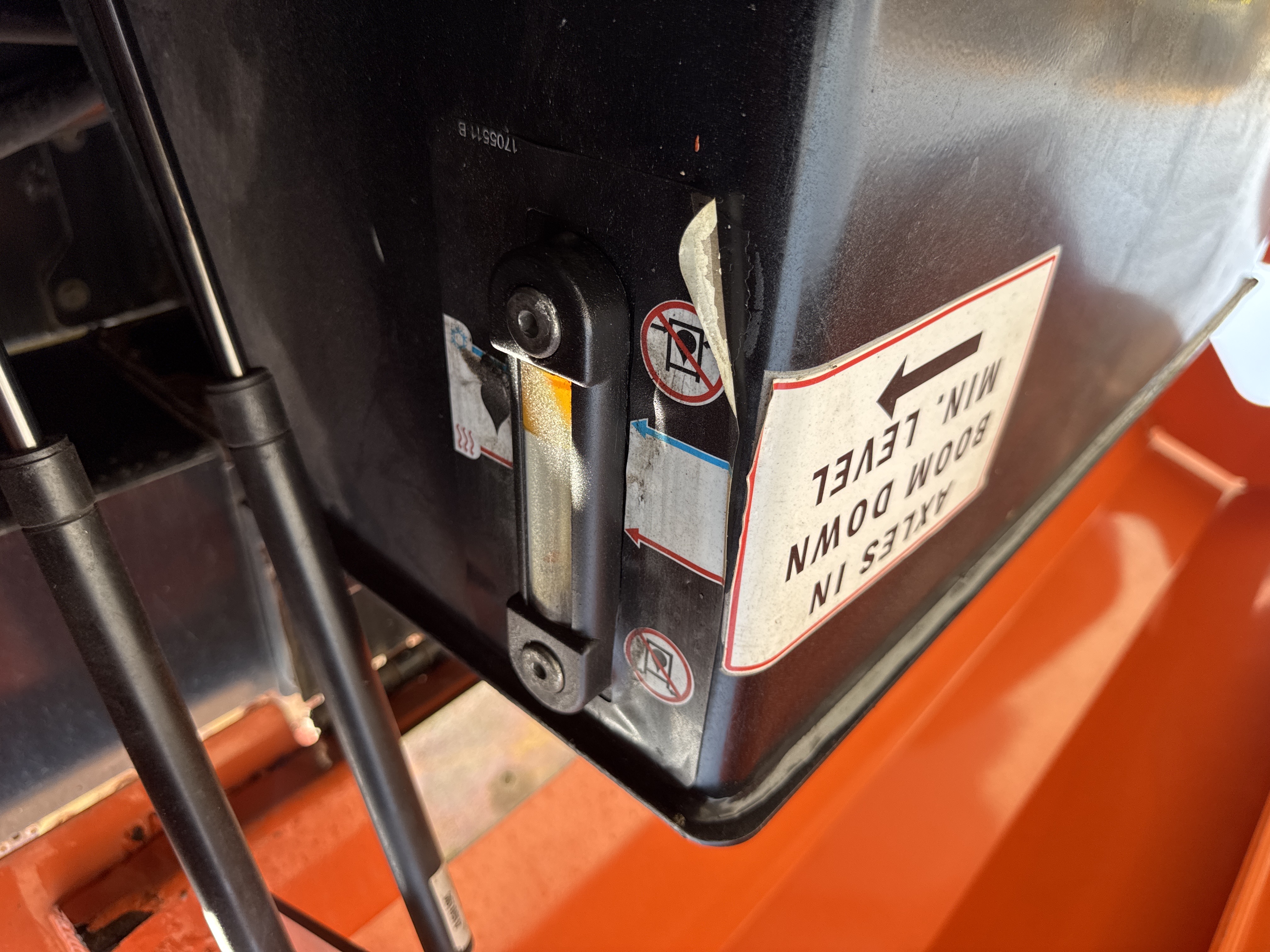 BLA-004-JLG-1200SJP-Boom-lifts-inspection-Hydraulics-Hydraulic-Tank-1