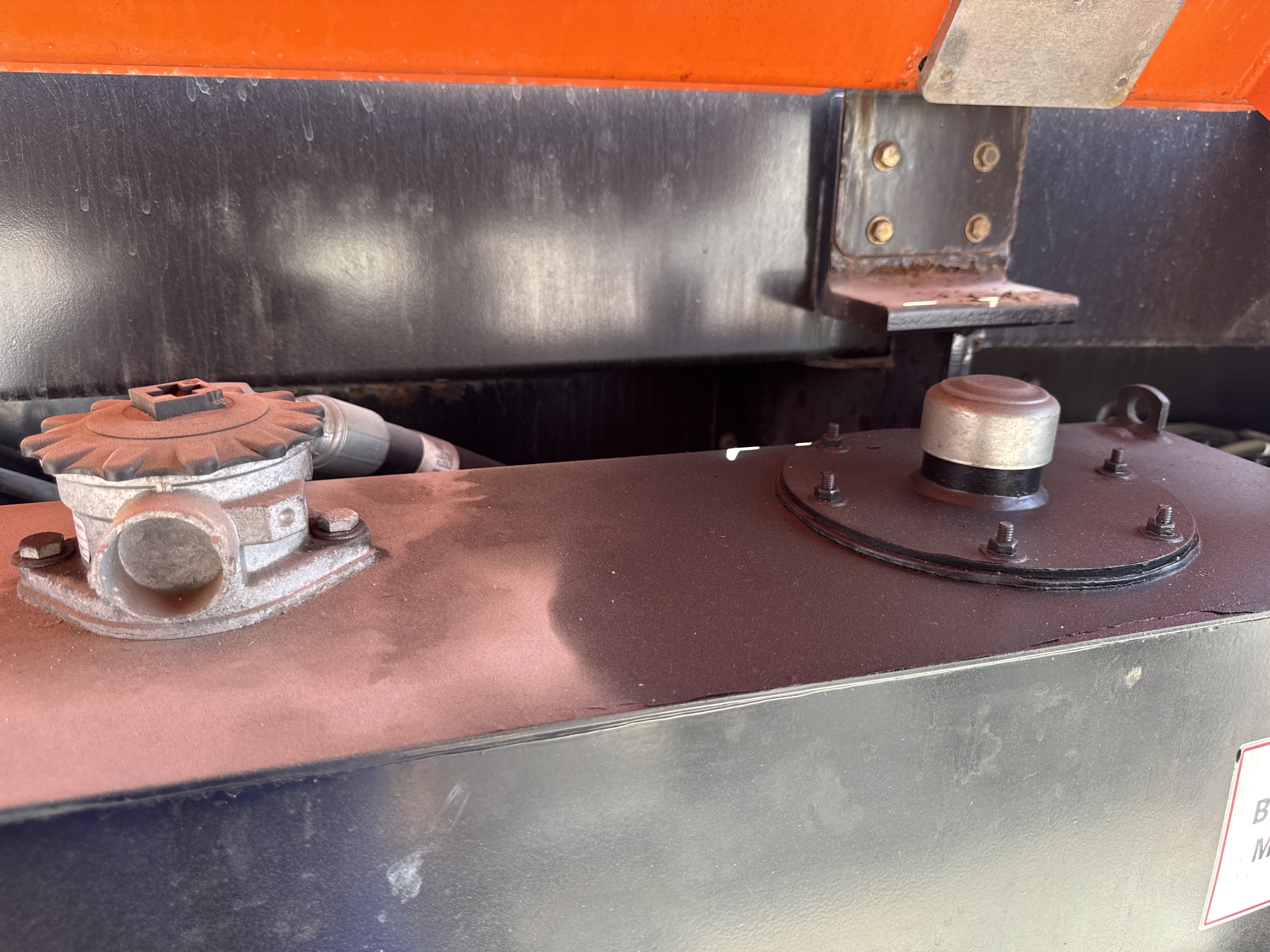 BLA-004-JLG-1200SJP-Boom-lifts-inspection-Hydraulics-Hydraulic-Tank-1