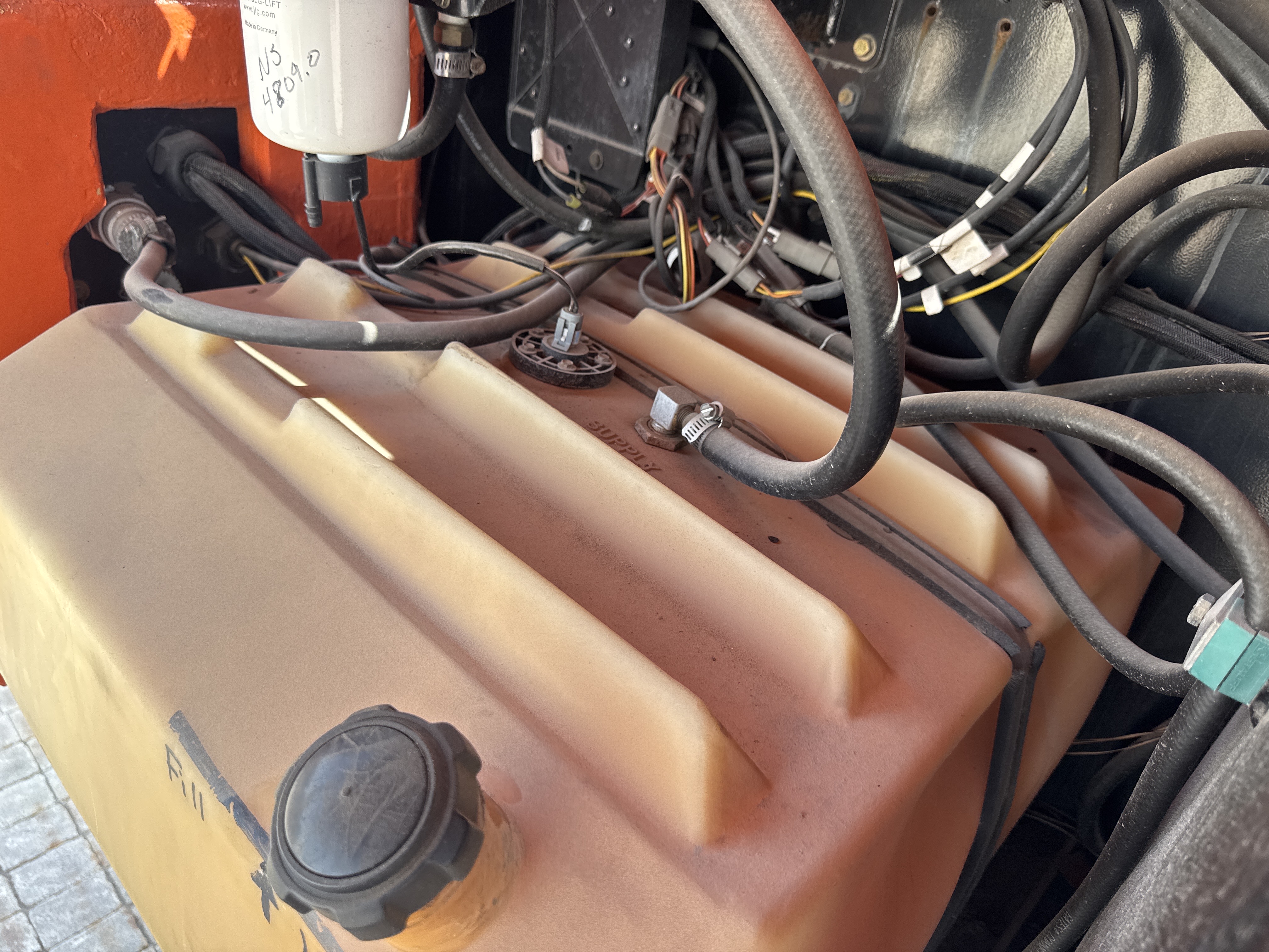 BLA-004-JLG-1200SJP-Boom-lifts-inspection-Engine-Fuel-tank-1
