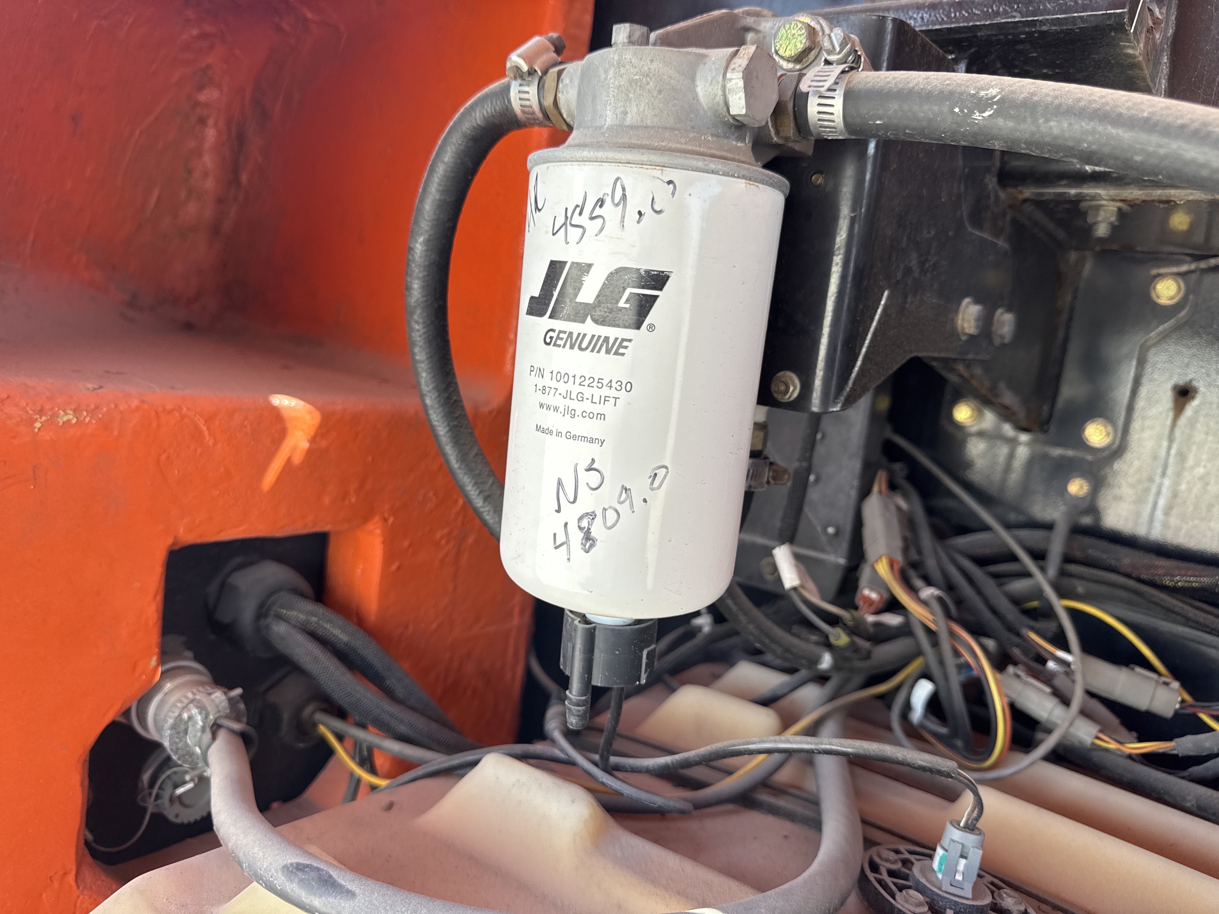 BLA-004-JLG-1200SJP-Boom-lifts-inspection-Engine-Fuel-leaks-1