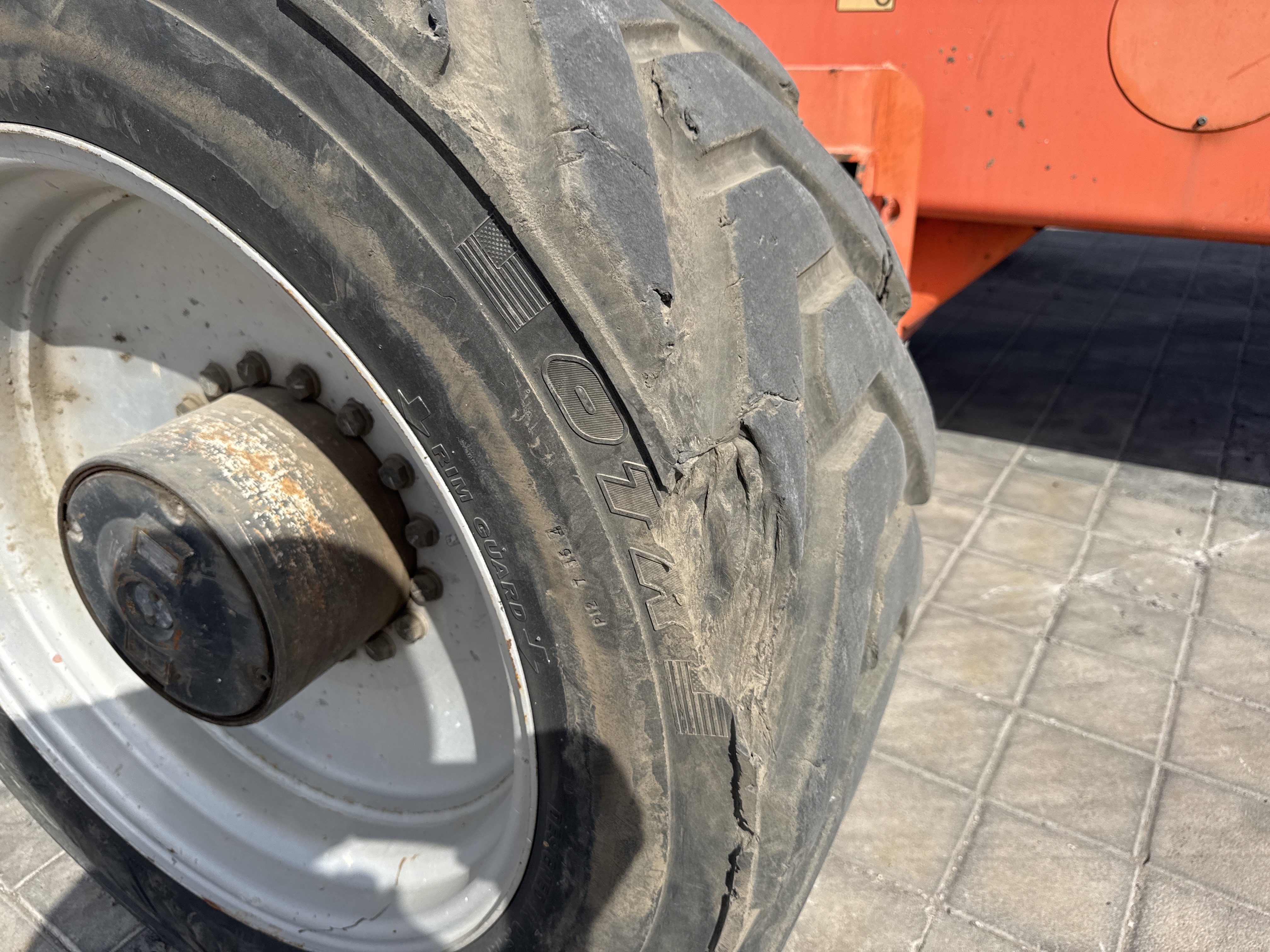 BLA-004-JLG-1200SJP-Boom-lifts-inspection-Chassis-Left-front-tire-/-wheel-hub---condition-1