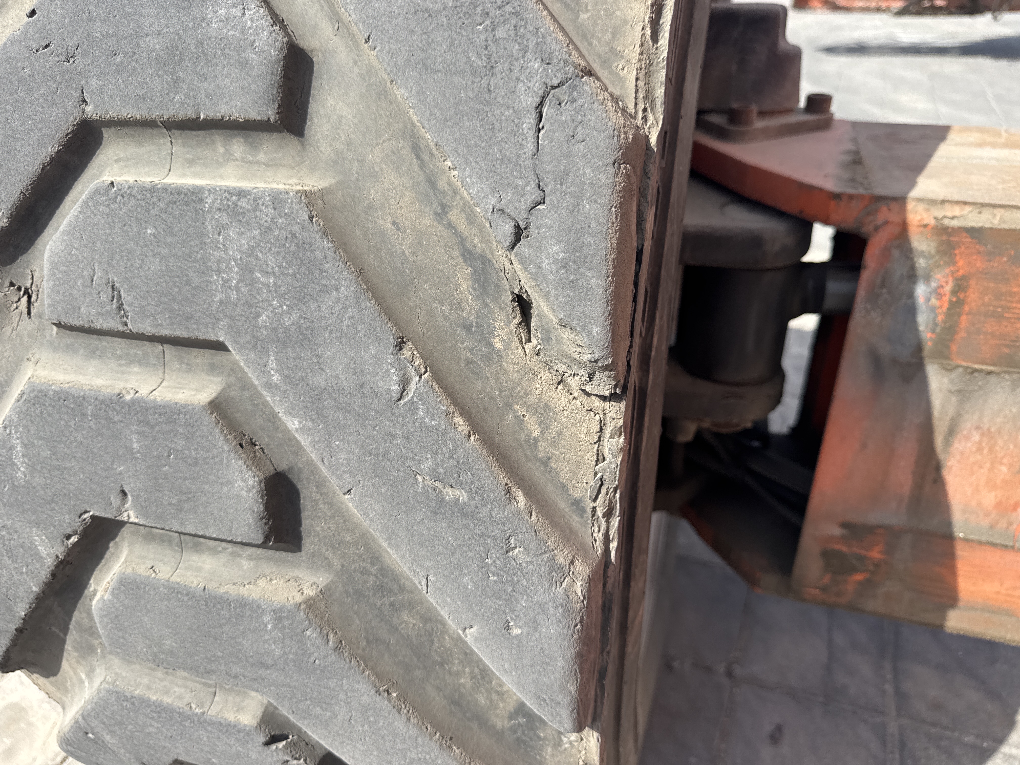 BLA-004-JLG-1200SJP-Boom-lifts-inspection-Chassis-Left-front-tire-/-wheel-hub---condition-1