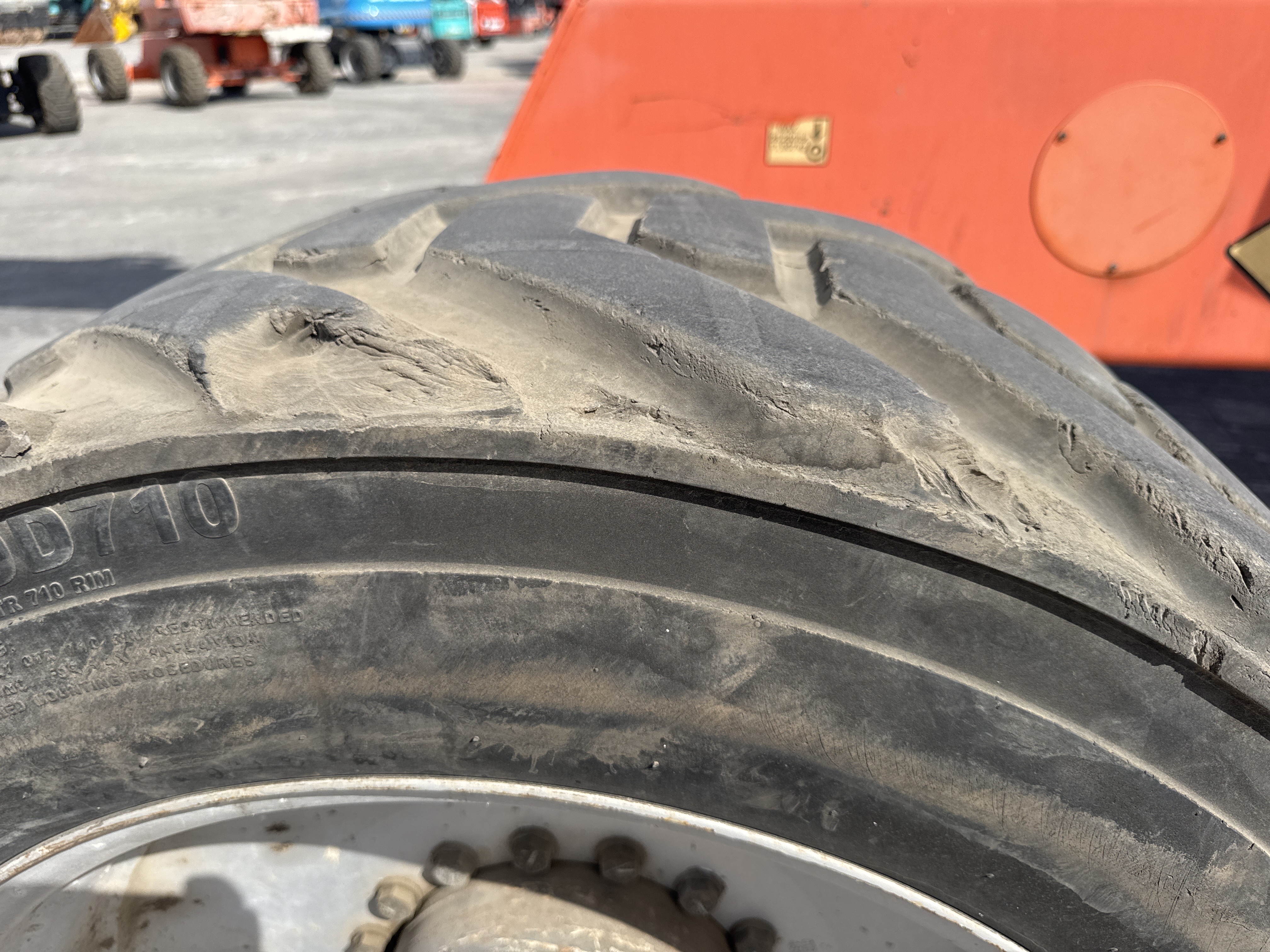 BLA-004-JLG-1200SJP-Boom-lifts-inspection-Chassis-Left-front-tire-/-wheel-hub---condition-1