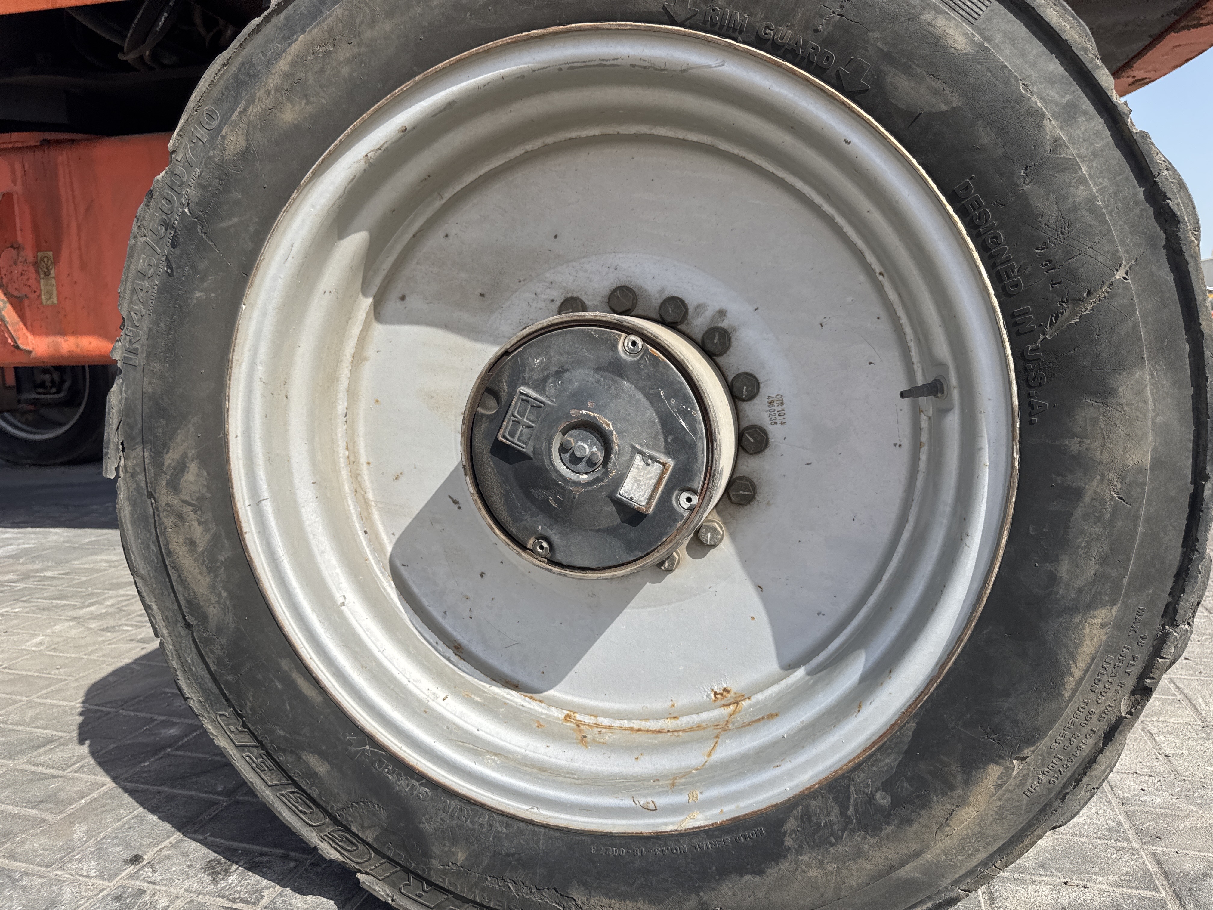 BLA-004-JLG-1200SJP-Boom-lifts-inspection-Chassis-Left-rear-tire-/-wheel-hub---condition-1