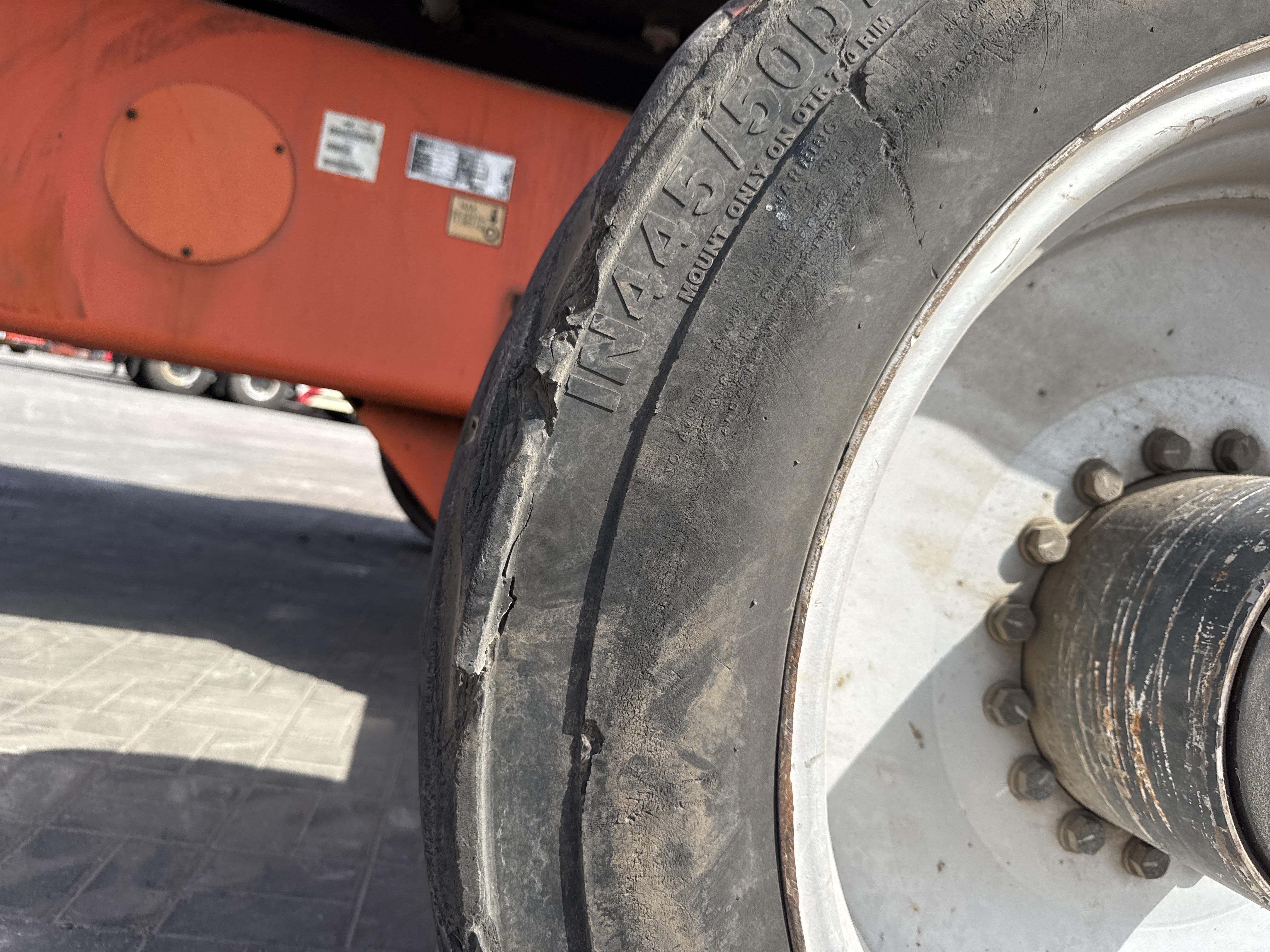 BLA-004-JLG-1200SJP-Boom-lifts-inspection-Chassis-Left-rear-tire-/-wheel-hub---condition-1