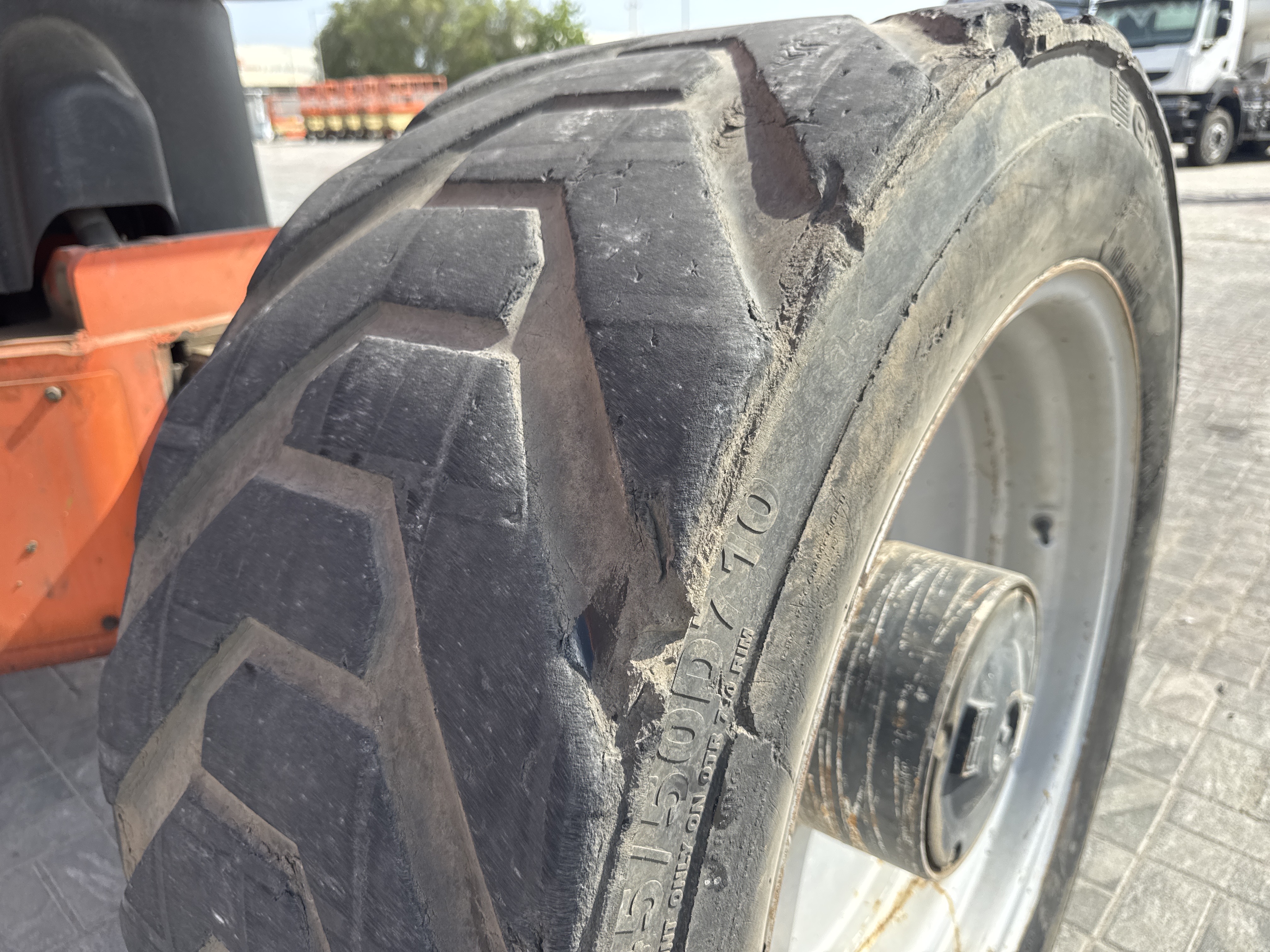 BLA-004-JLG-1200SJP-Boom-lifts-inspection-Chassis-Left-rear-tire-/-wheel-hub---condition-1
