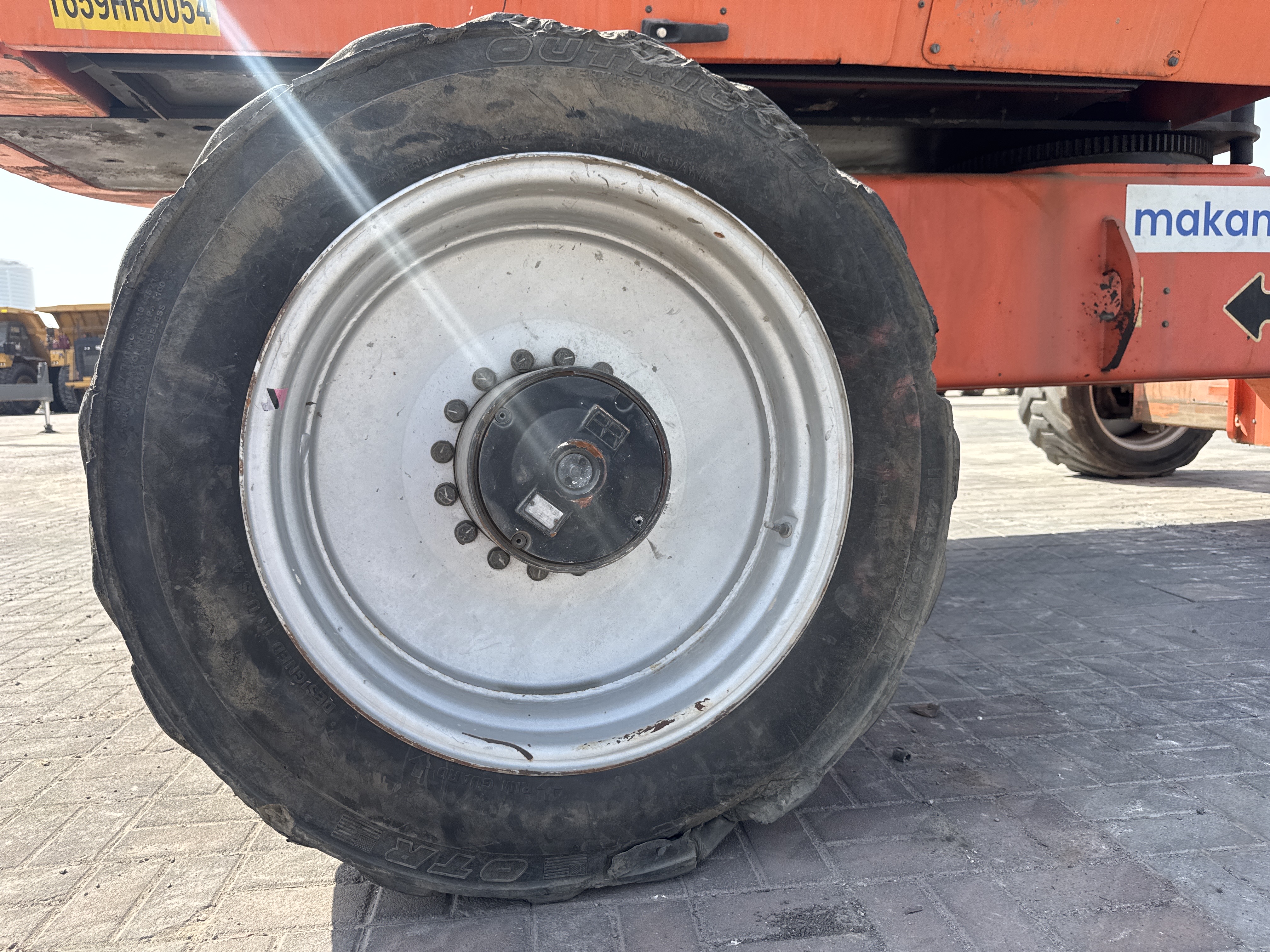 BLA-004-JLG-1200SJP-Boom-lifts-inspection-Chassis-Right-rear-tire-/-wheel-hub---condition-1