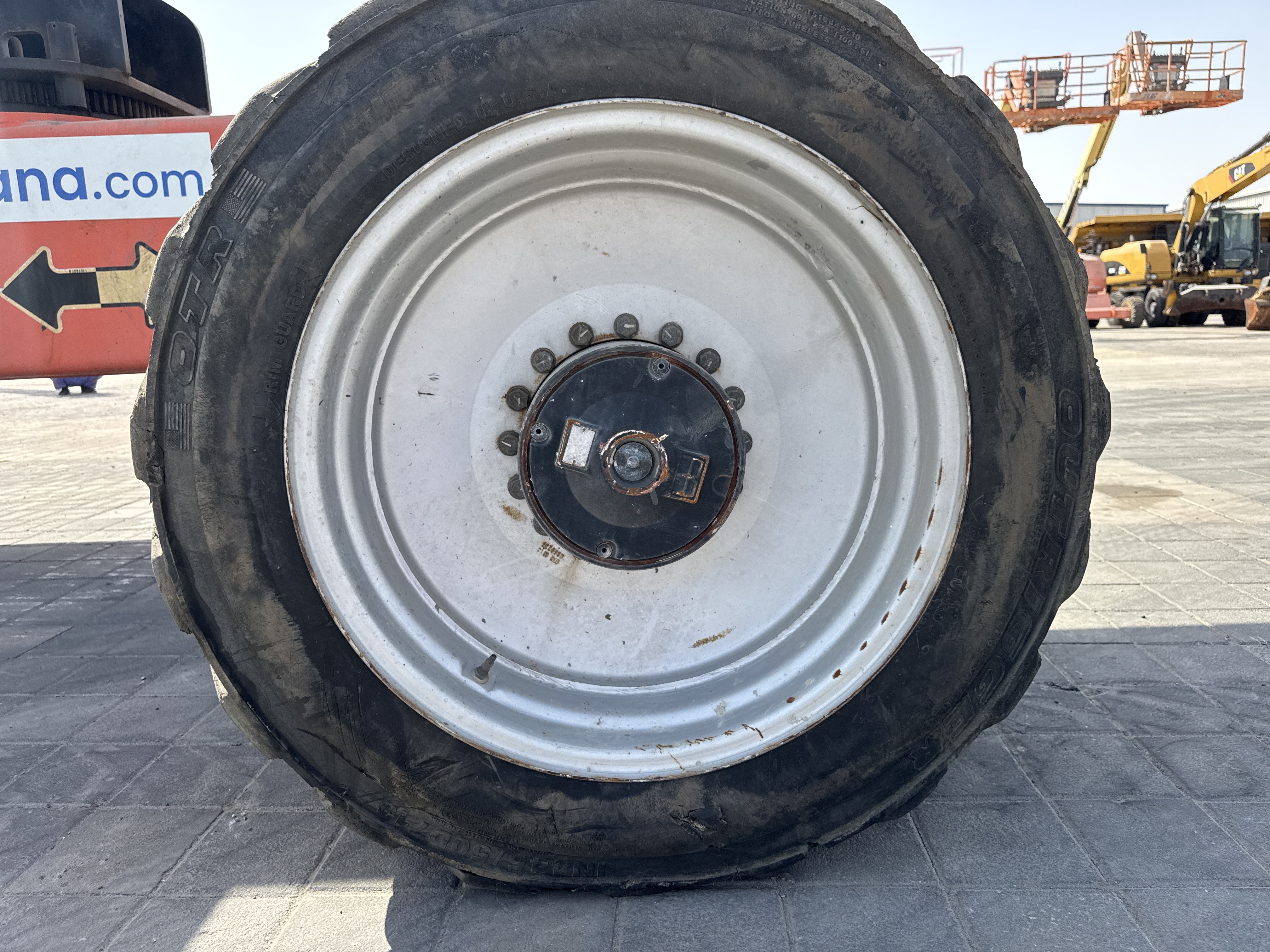 BLA-004-JLG-1200SJP-Boom-lifts-inspection-Chassis-Right-front-tire-/-wheel-hub---condition-1