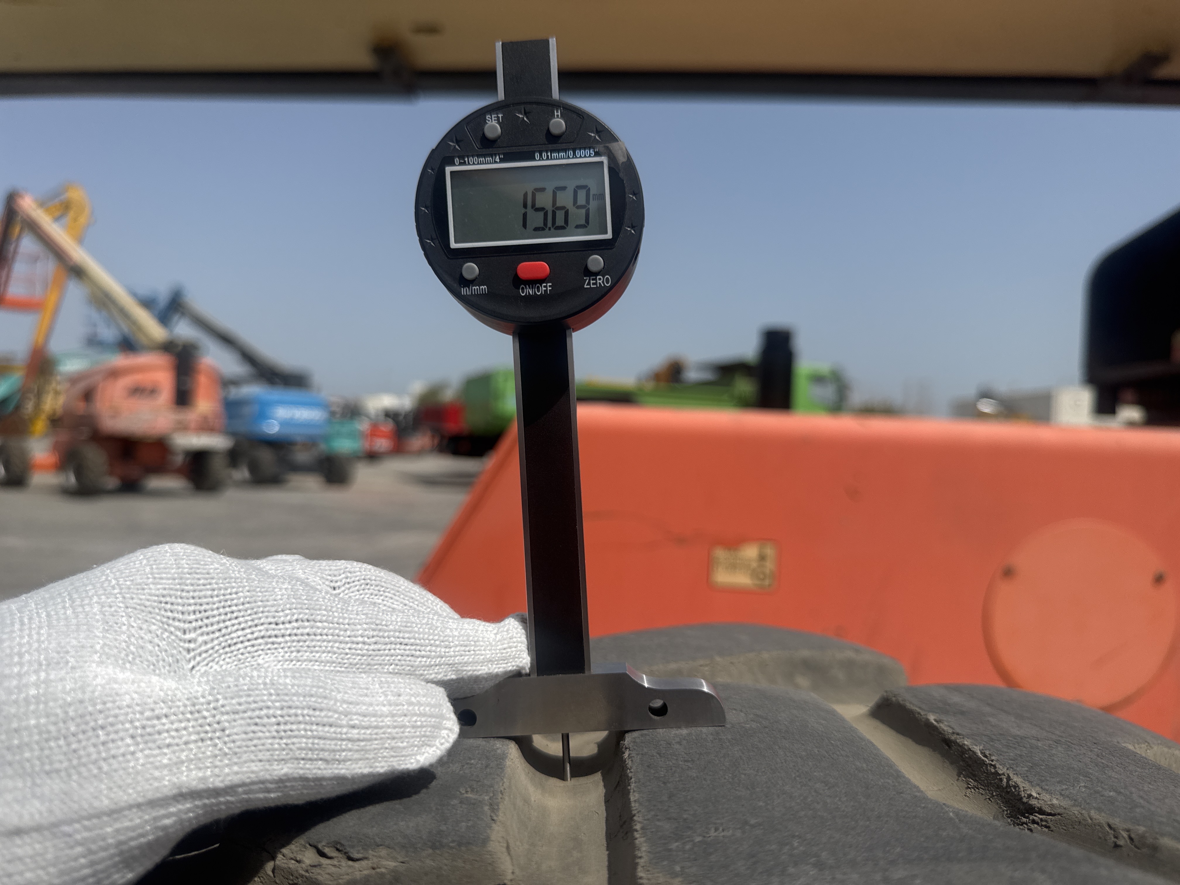 BLA-004-JLG-1200SJP-Boom-lifts-inspection-Chassis-Left-front-tire---tread-depth-1