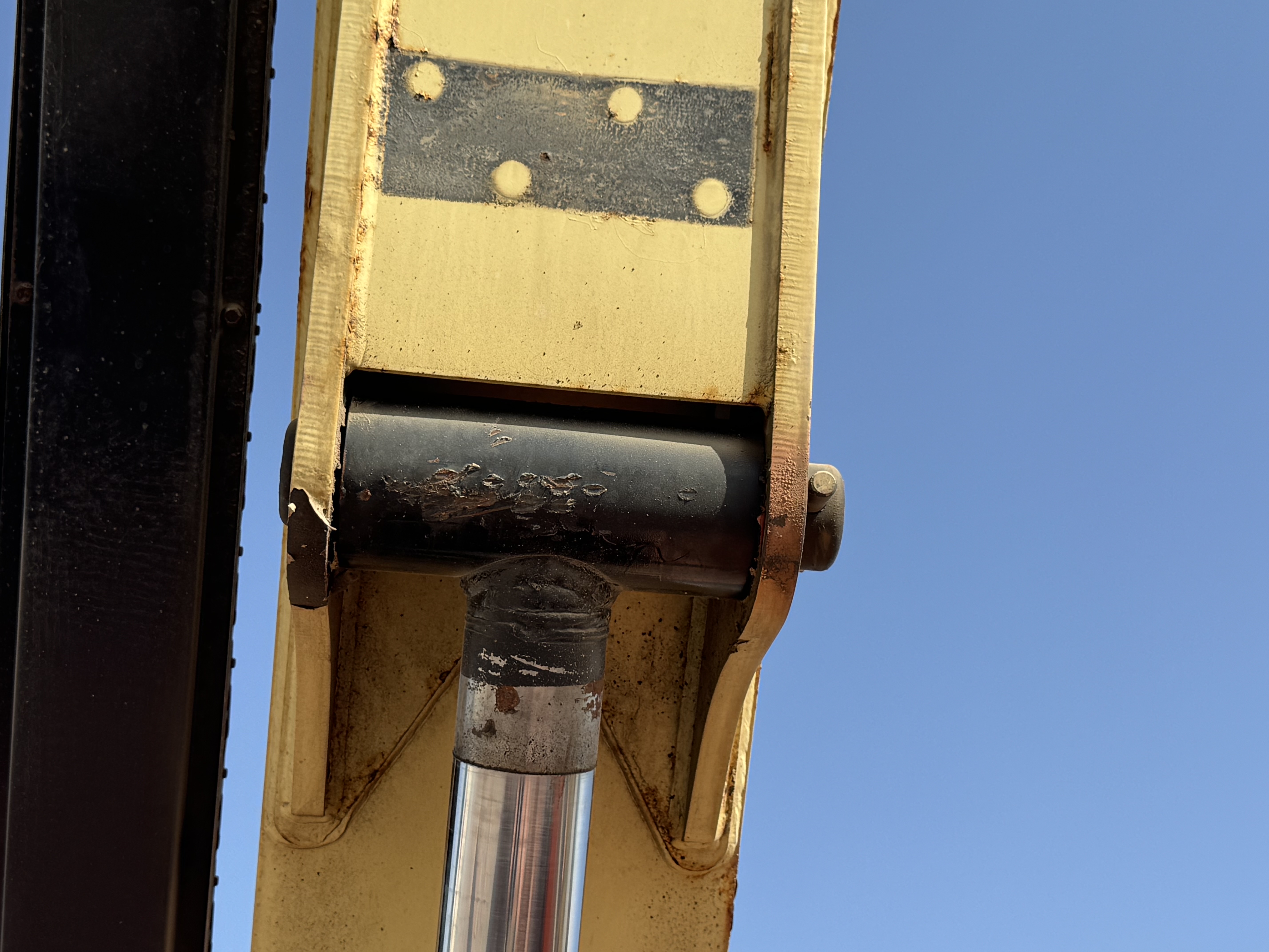 BLA-004-JLG-1200SJP-Boom-lifts-inspection-Chassis-Boom-base-pin-and-bushings-1