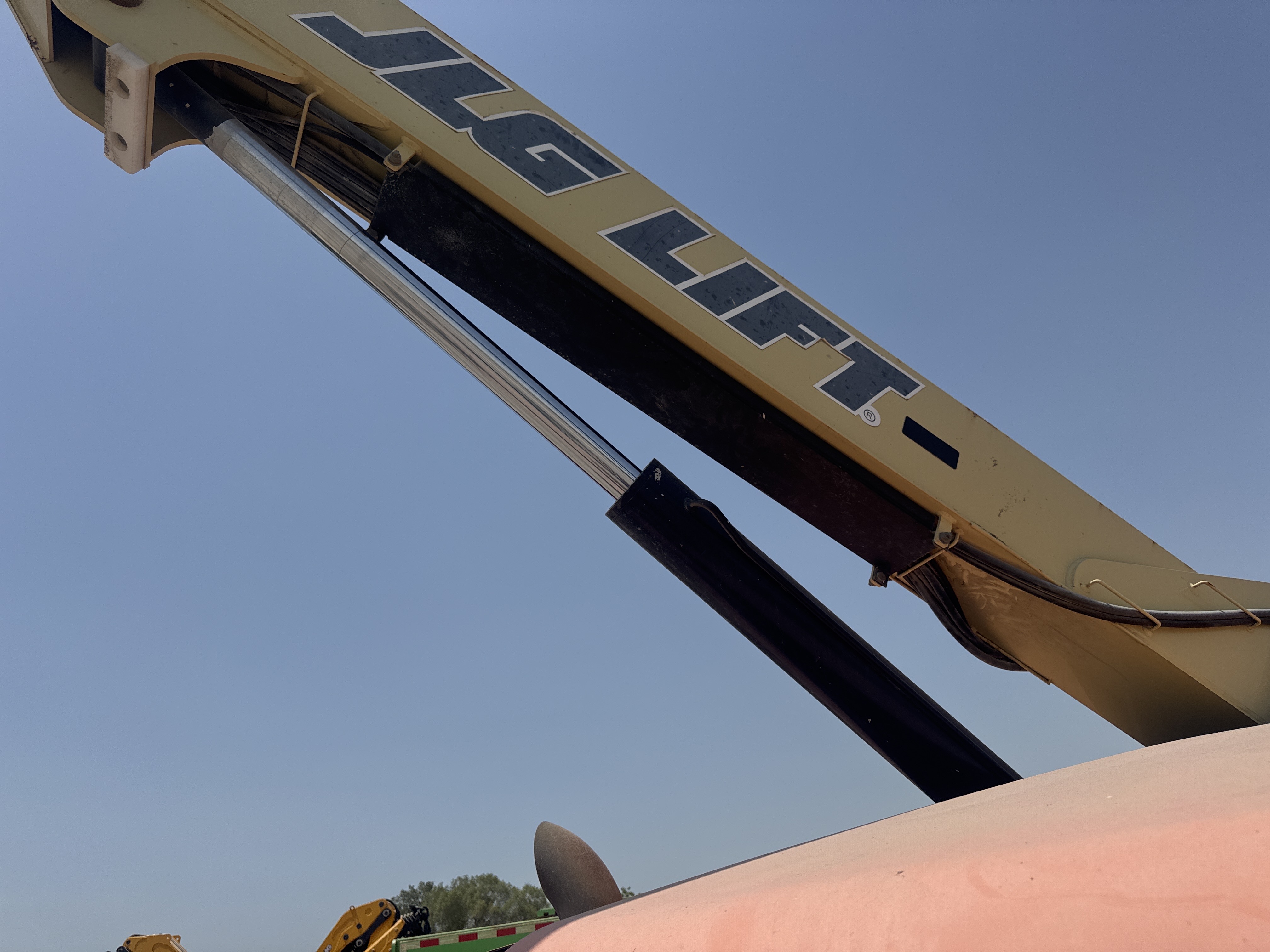 BLA-006-JLG-460SJ-Boom-lifts-inspection-Chassis-Boom-lift-cylinder-1