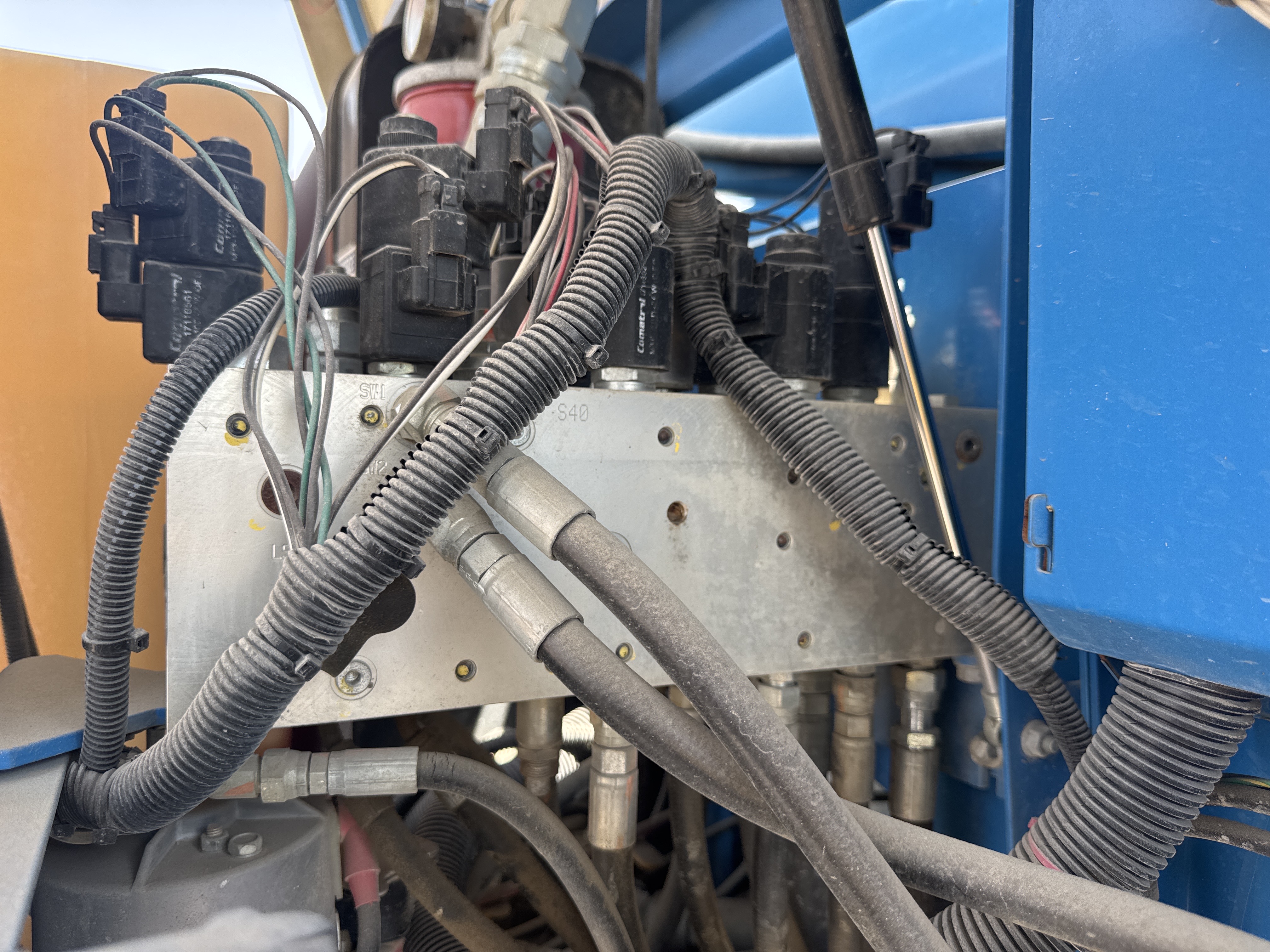 BLA-014-Genie-S-40-Boom-lifts-inspection-Hydraulics-Main-control-valve-(MCV)-1