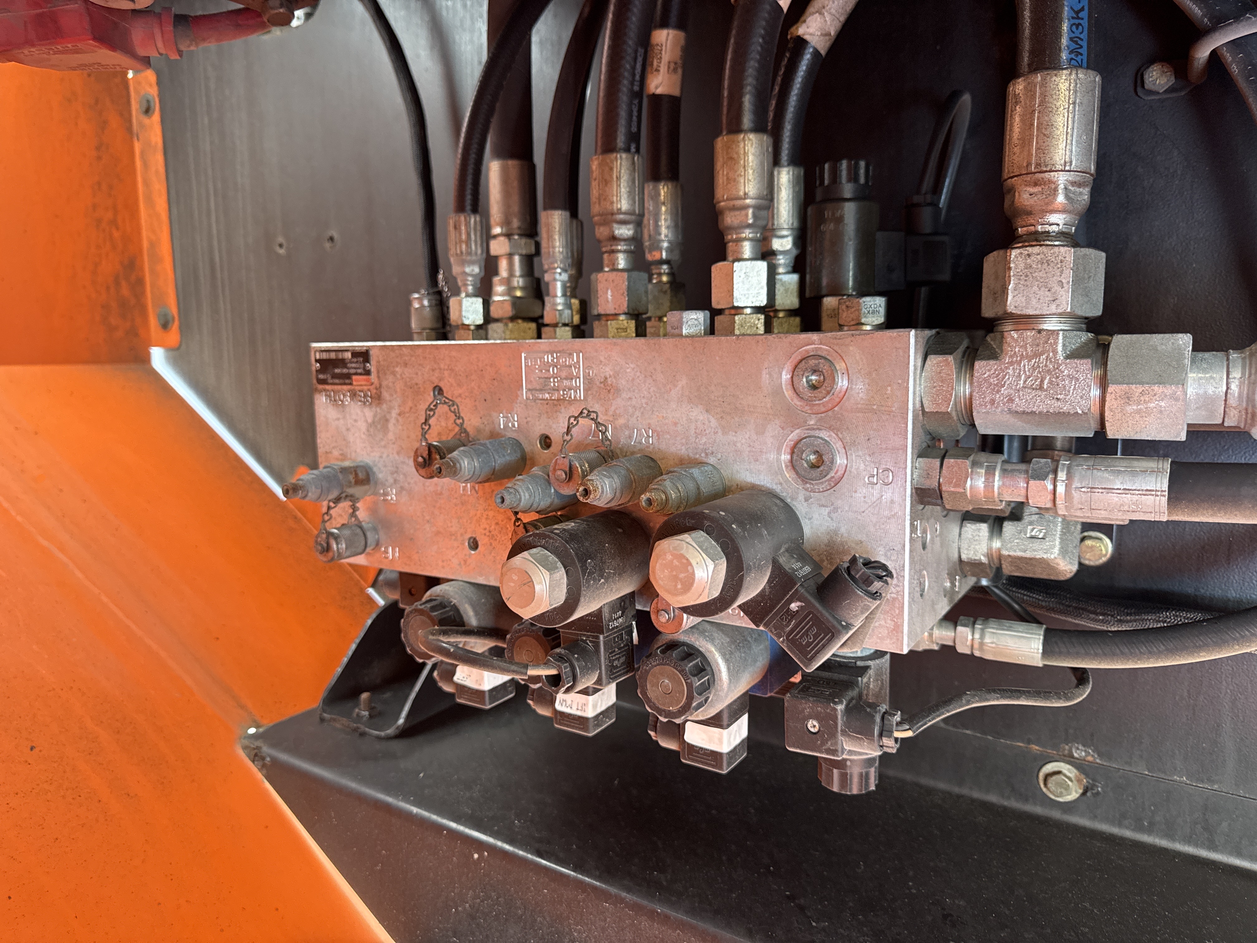 BLA-004-JLG-1200SJP-Boom-lifts-inspection-Hydraulics-Main-control-valve-(MCV)-1