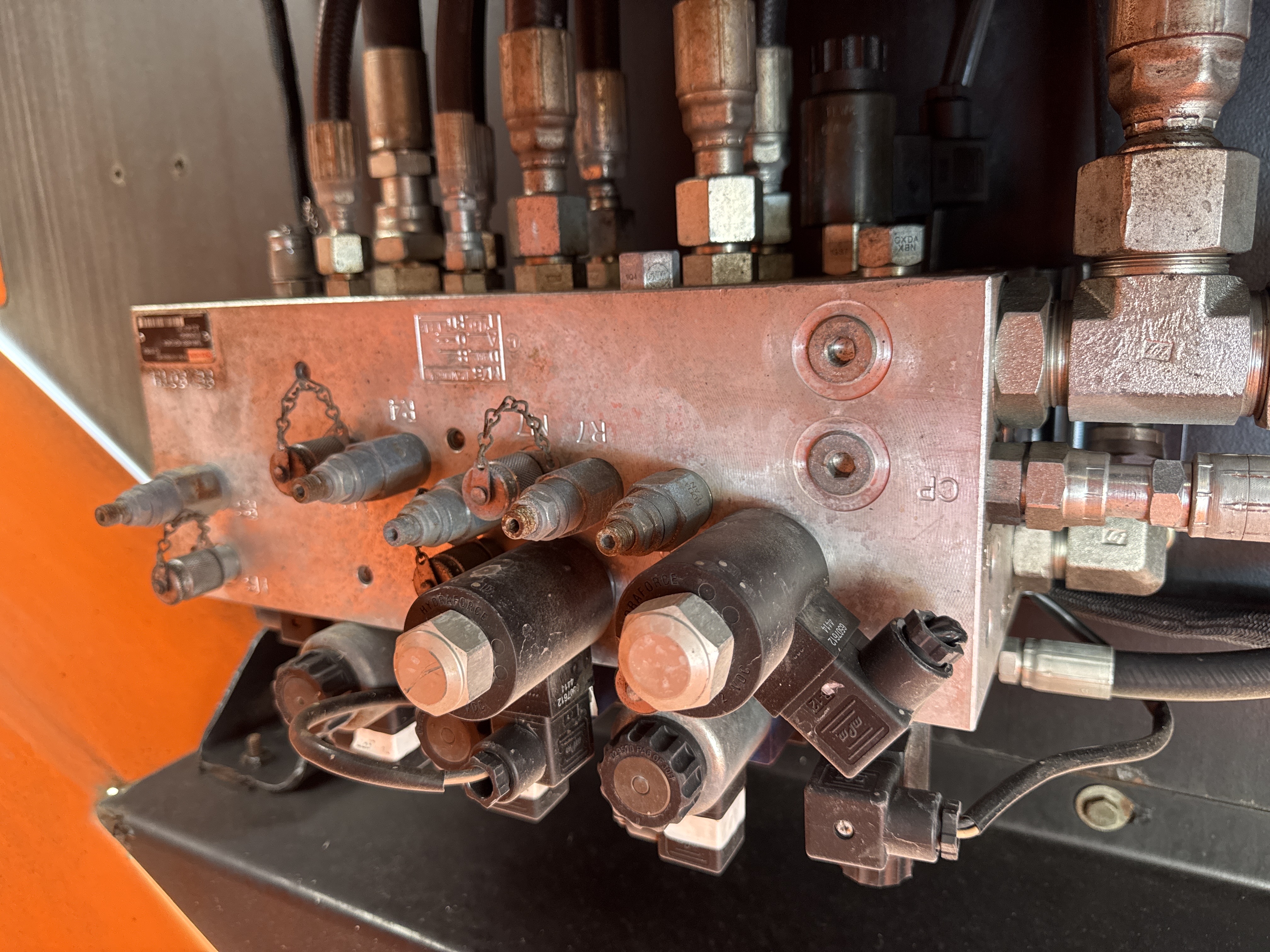 BLA-004-JLG-1200SJP-Boom-lifts-inspection-Hydraulics-Main-control-valve-(MCV)-1