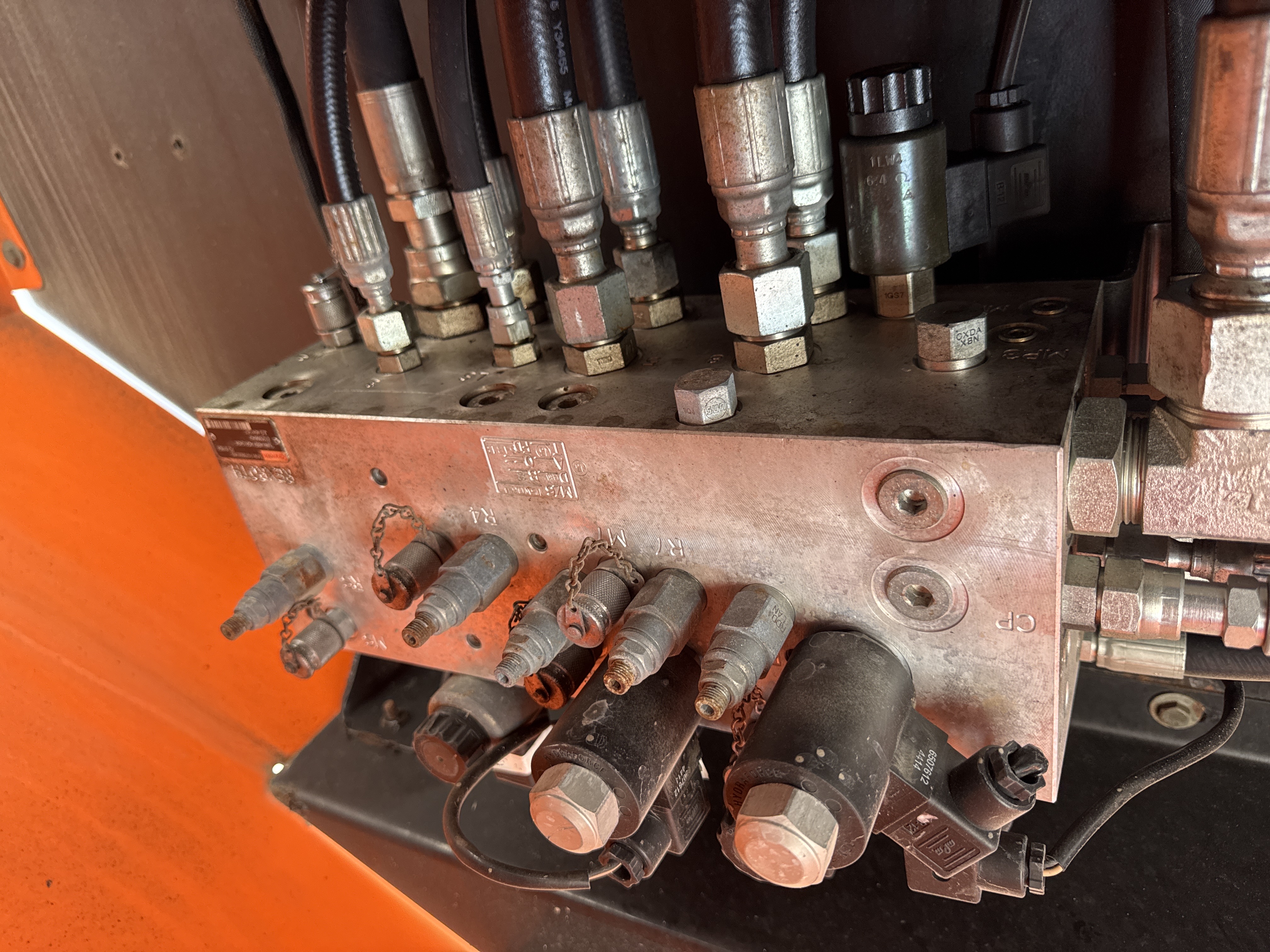 BLA-004-JLG-1200SJP-Boom-lifts-inspection-Hydraulics-Main-control-valve-(MCV)-1