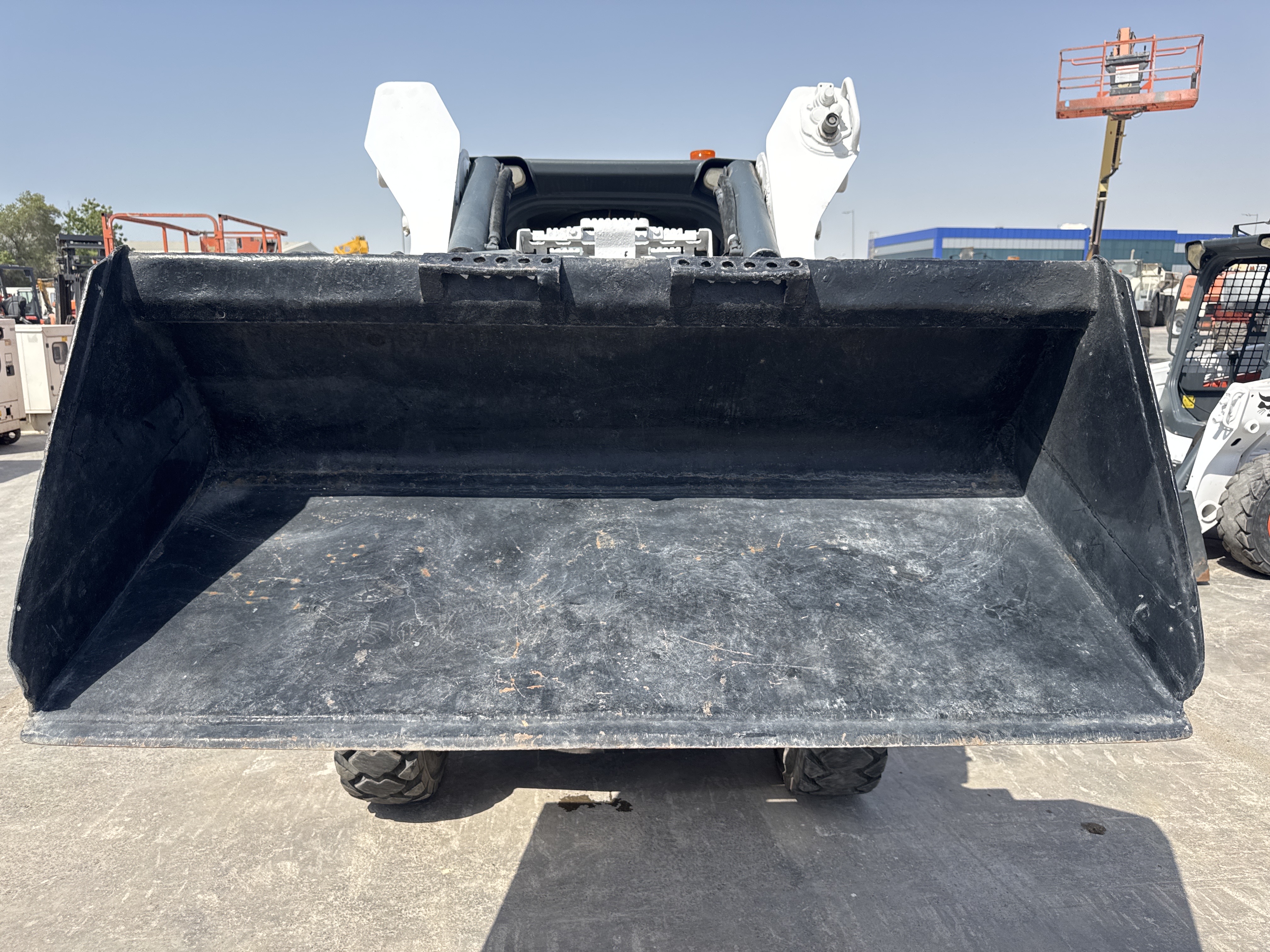 SSL-020-Bobcat-S510-Skid-steer-loaders-inspection-Attachment-Loader-bucket-condition-1