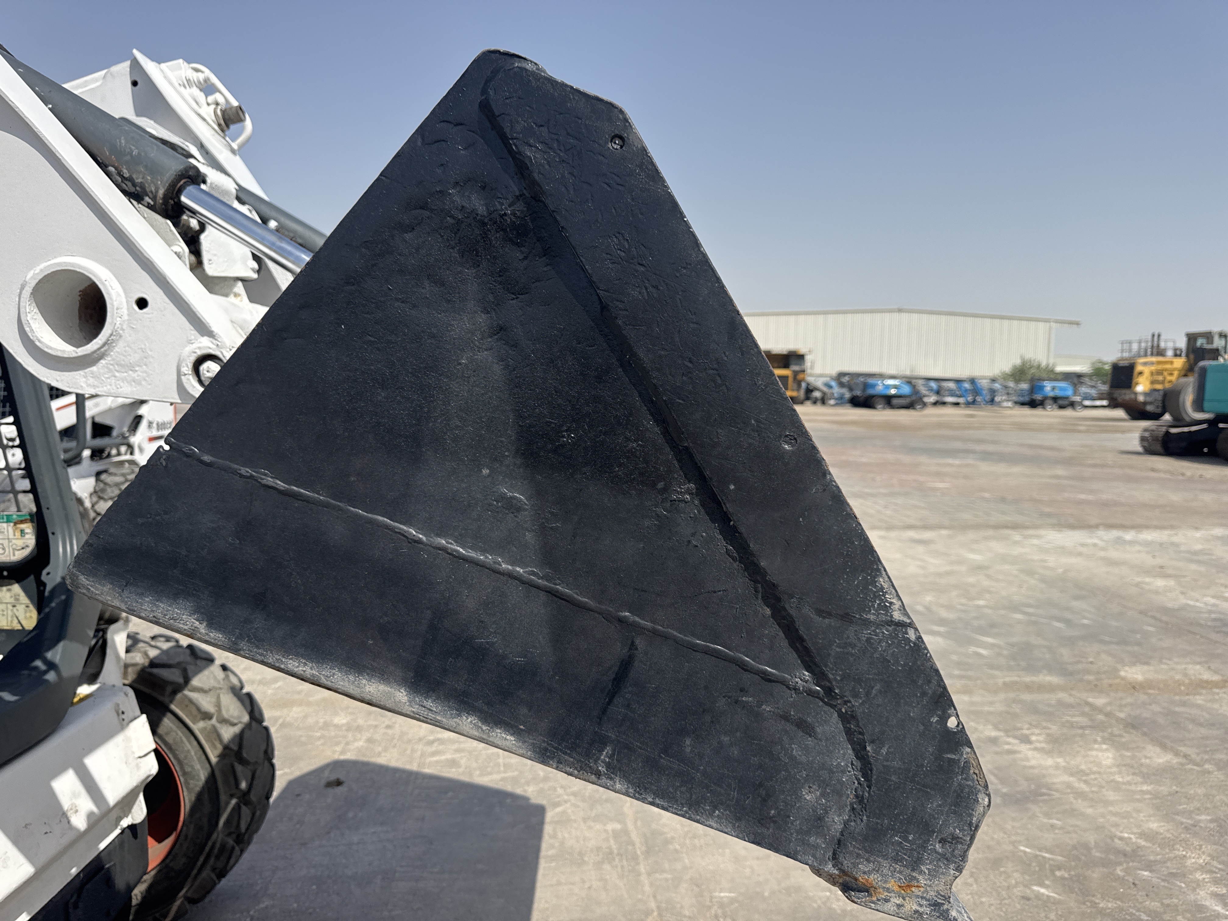 SSL-020-Bobcat-S510-Skid-steer-loaders-inspection-Attachment-Loader-bucket-condition-1
