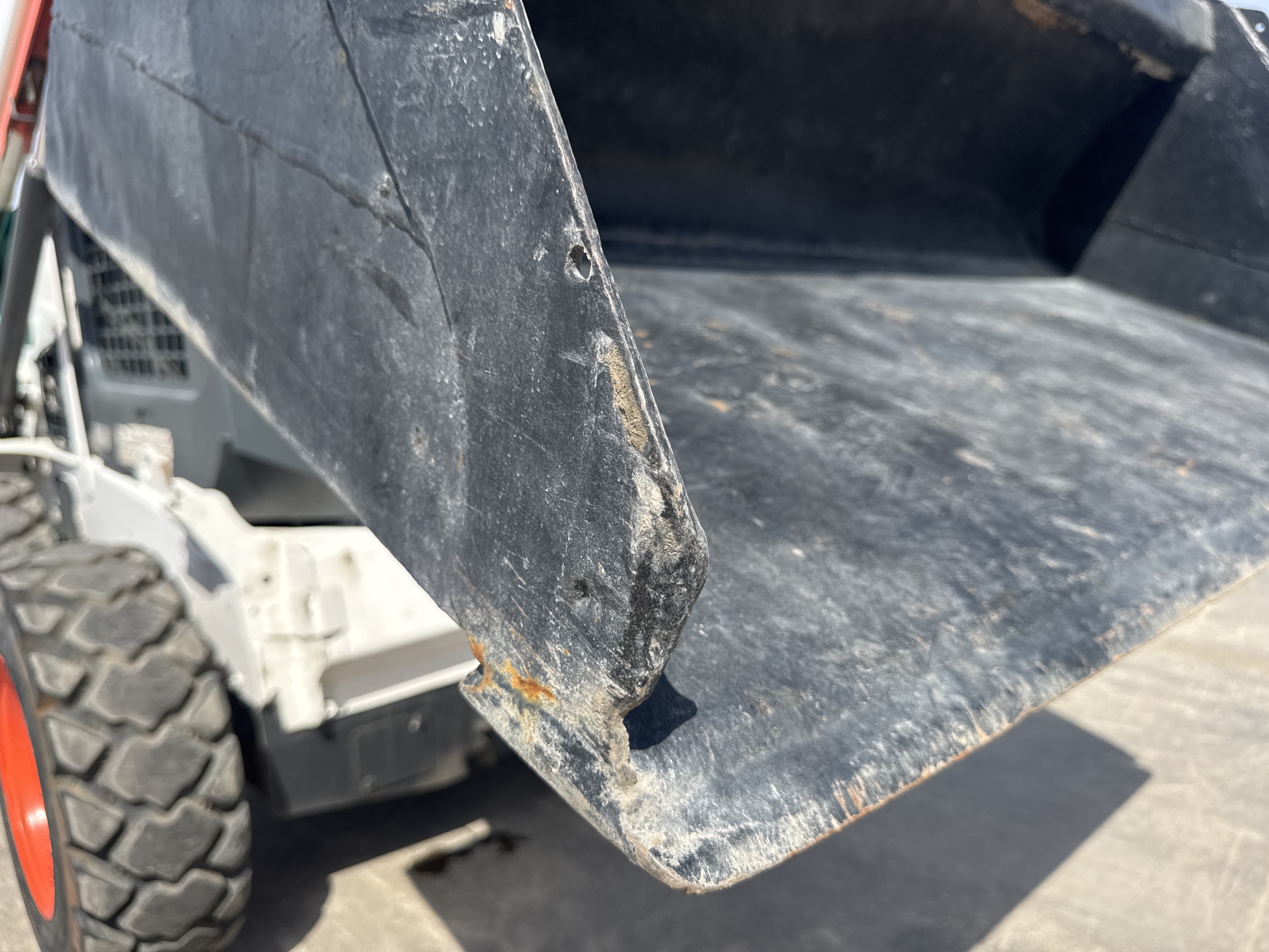 SSL-020-Bobcat-S510-Skid-steer-loaders-inspection-Attachment-Loader-bucket-cutting-edge/teeth-1
