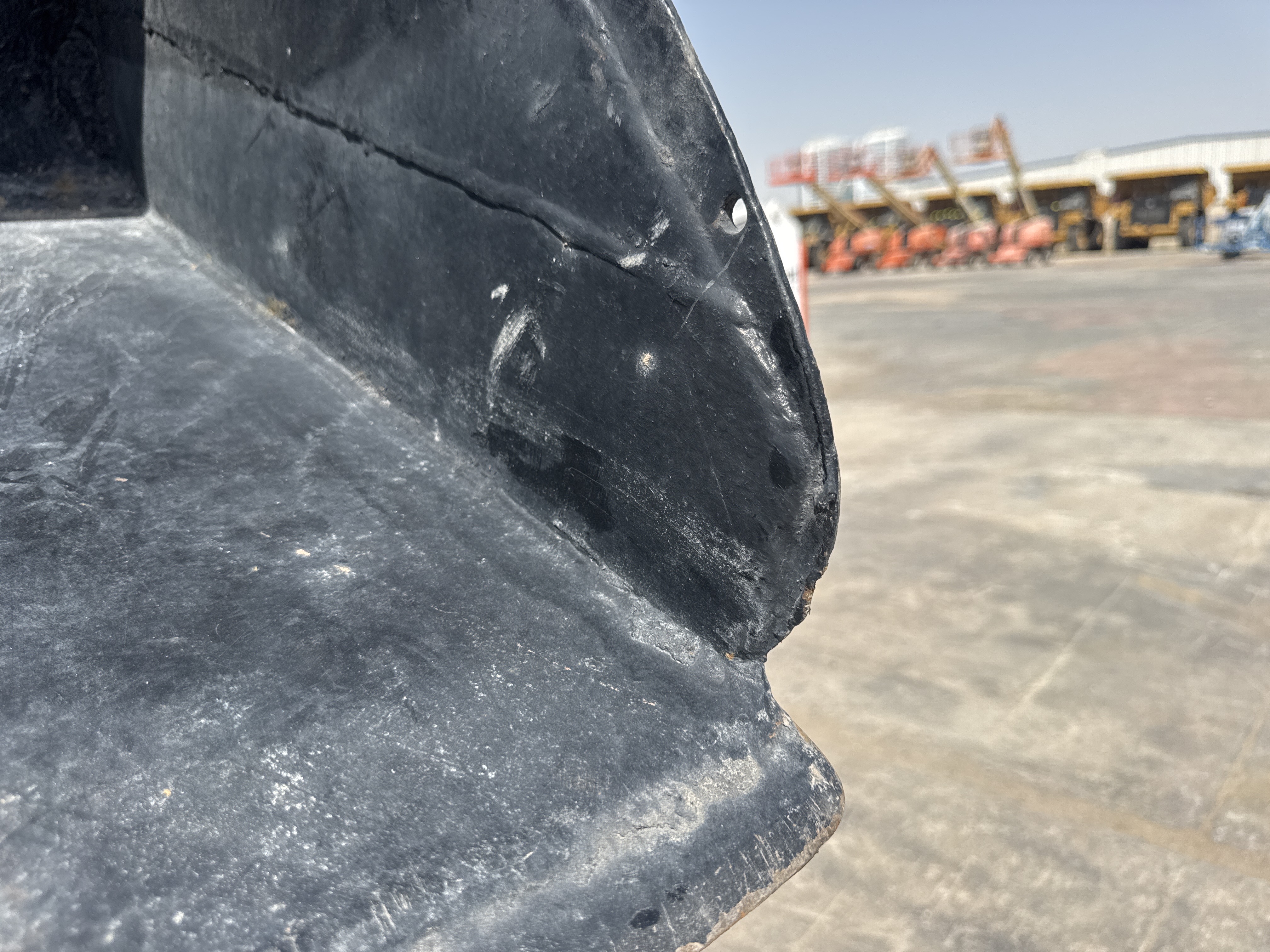 SSL-020-Bobcat-S510-Skid-steer-loaders-inspection-Attachment-Loader-bucket-cutting-edge/teeth-1
