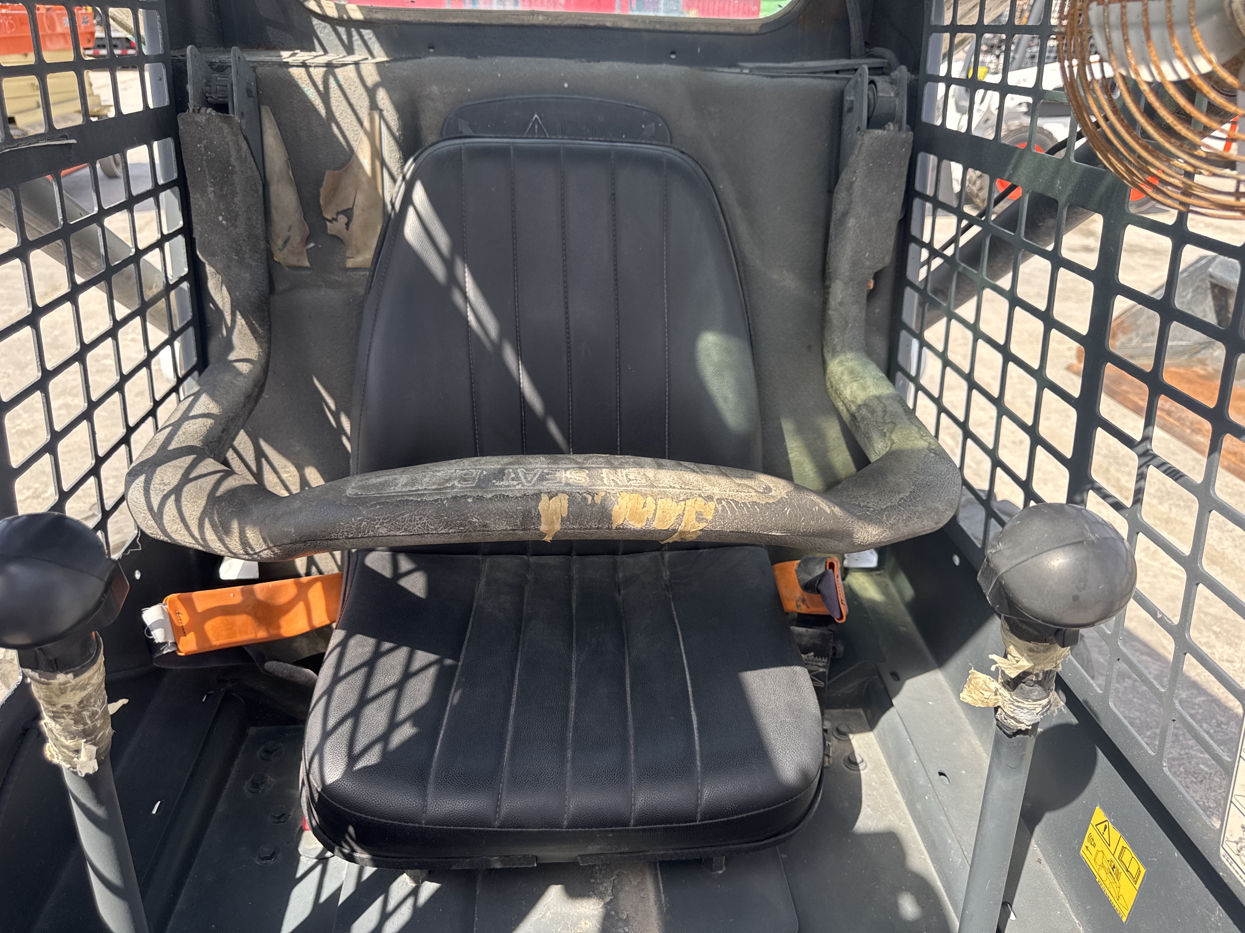 SSL-020-Bobcat-S510-Skid-steer-loaders-inspection-Cabin-Seats/armrests-1