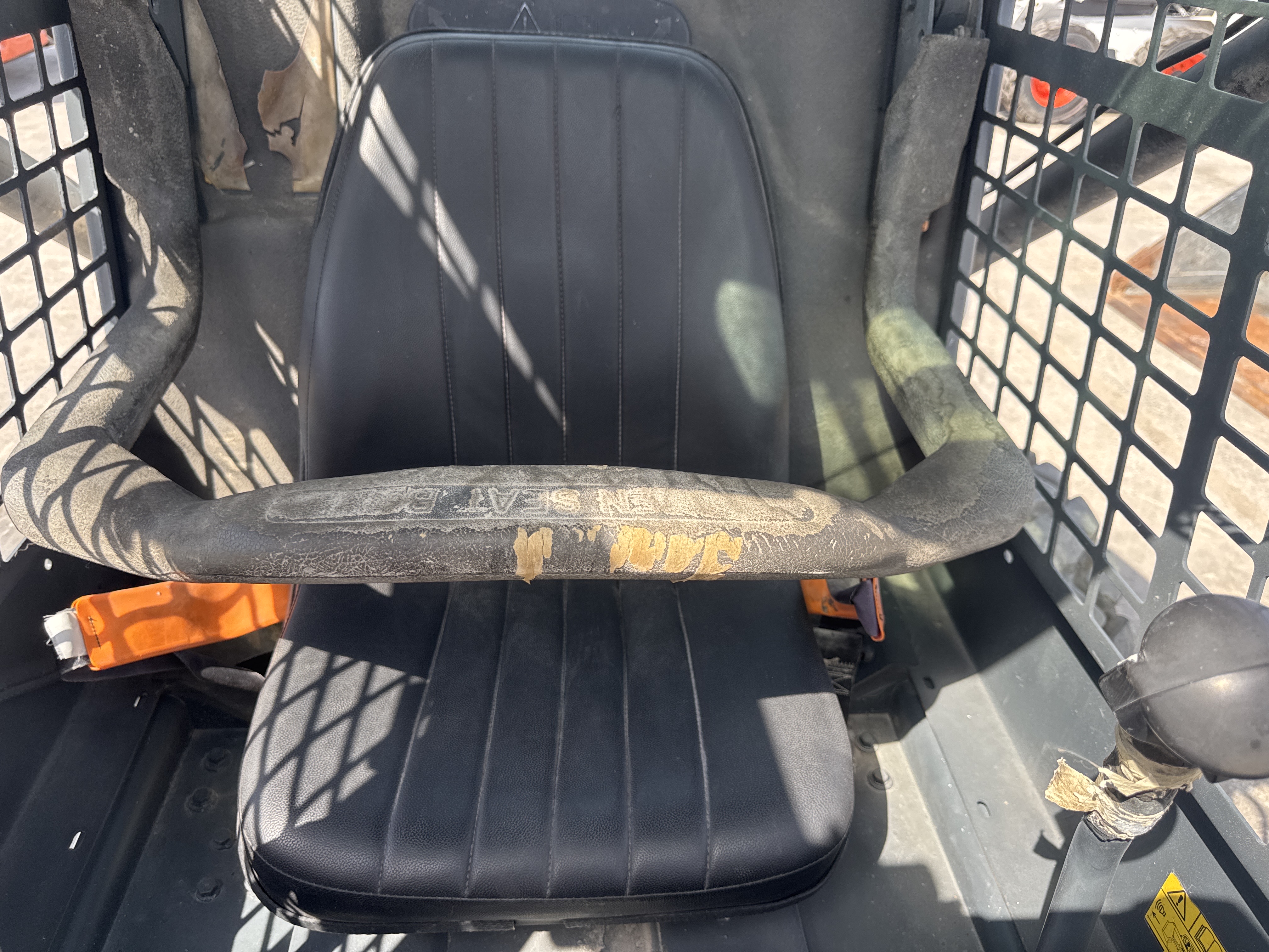 SSL-020-Bobcat-S510-Skid-steer-loaders-inspection-Cabin-Seats/armrests-1