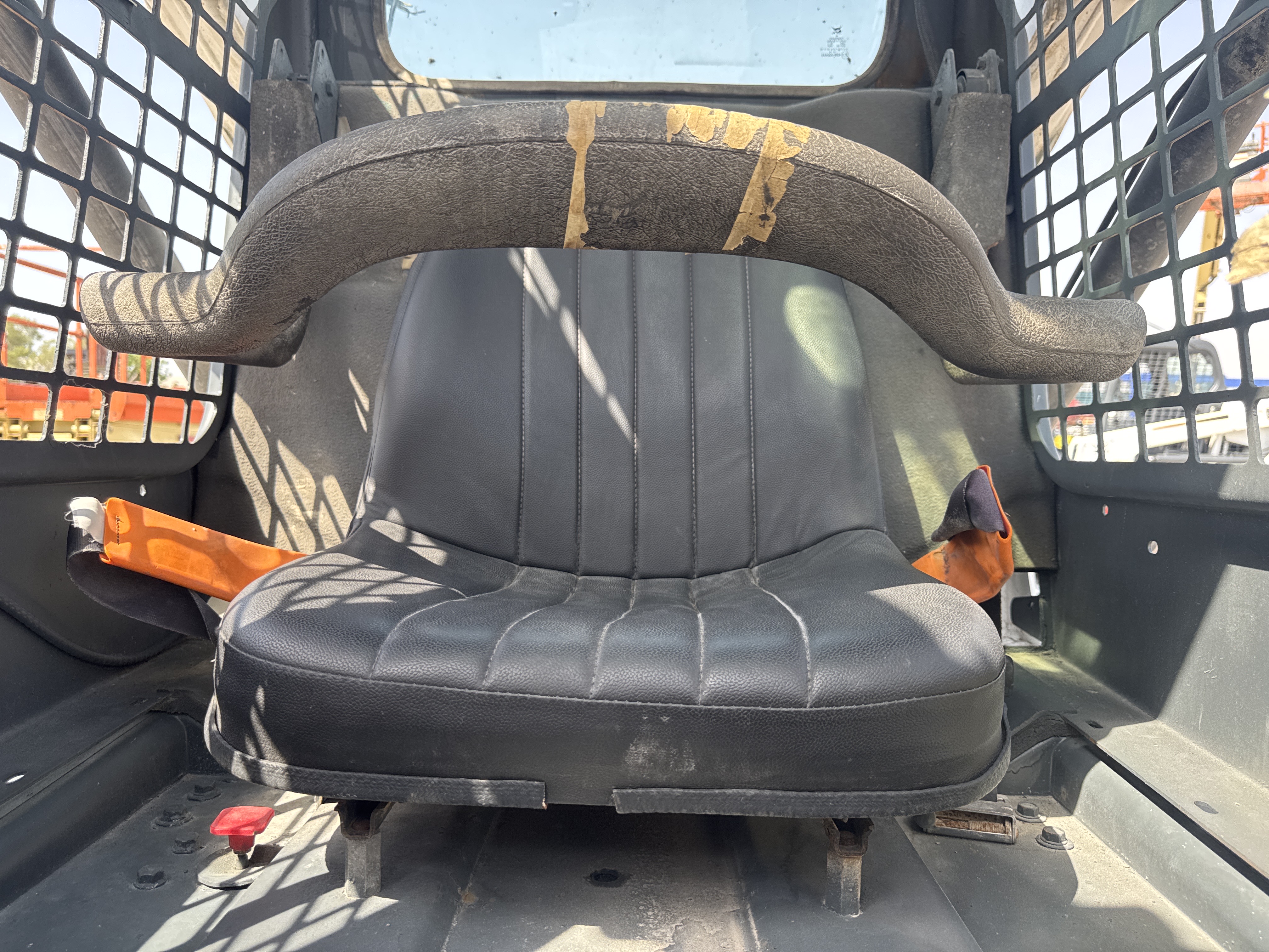 SSL-020-Bobcat-S510-Skid-steer-loaders-inspection-Cabin-Seats/armrests-1