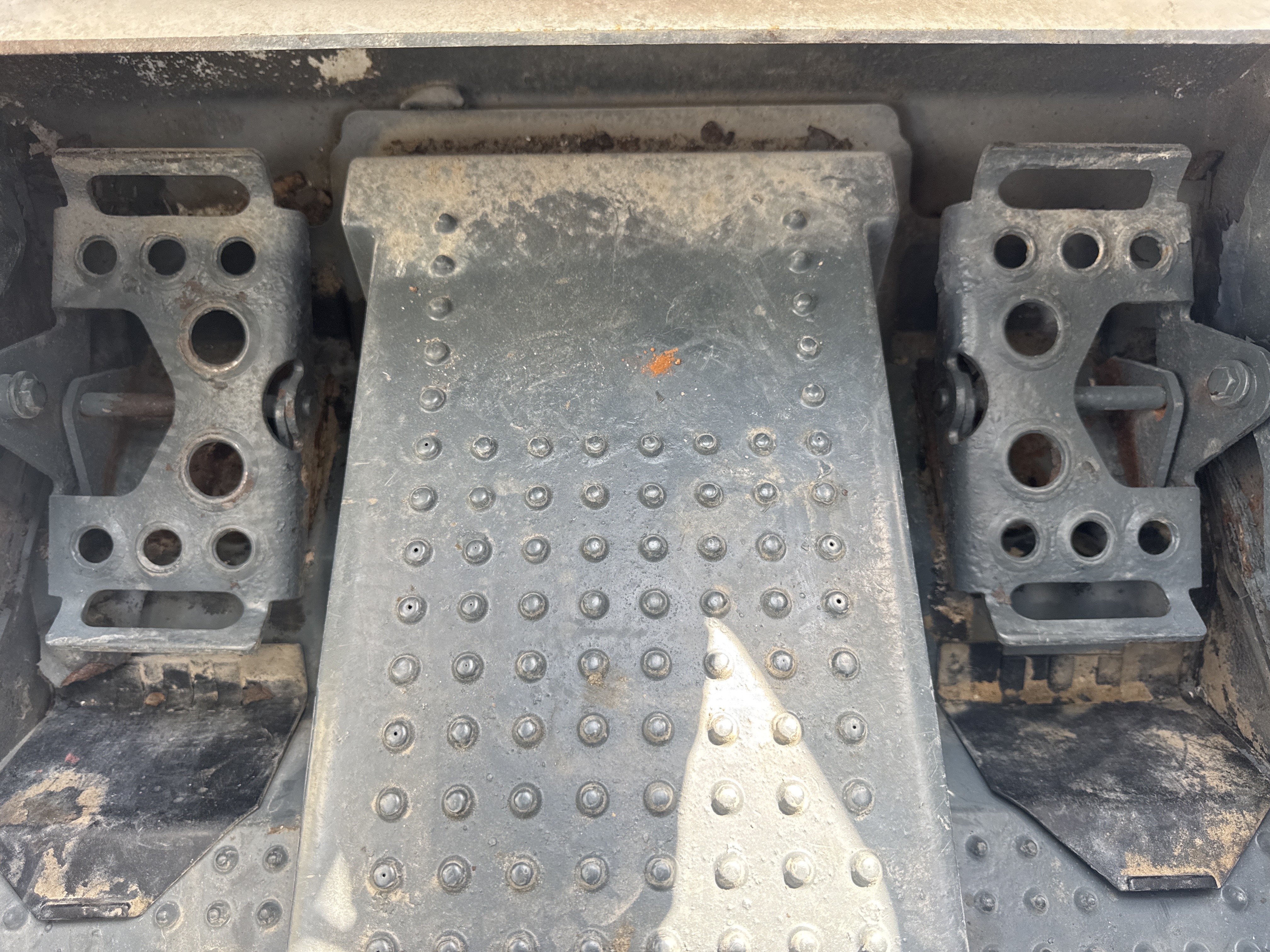 SSL-020-Bobcat-S510-Skid-steer-loaders-inspection-Cabin-Pedals-1